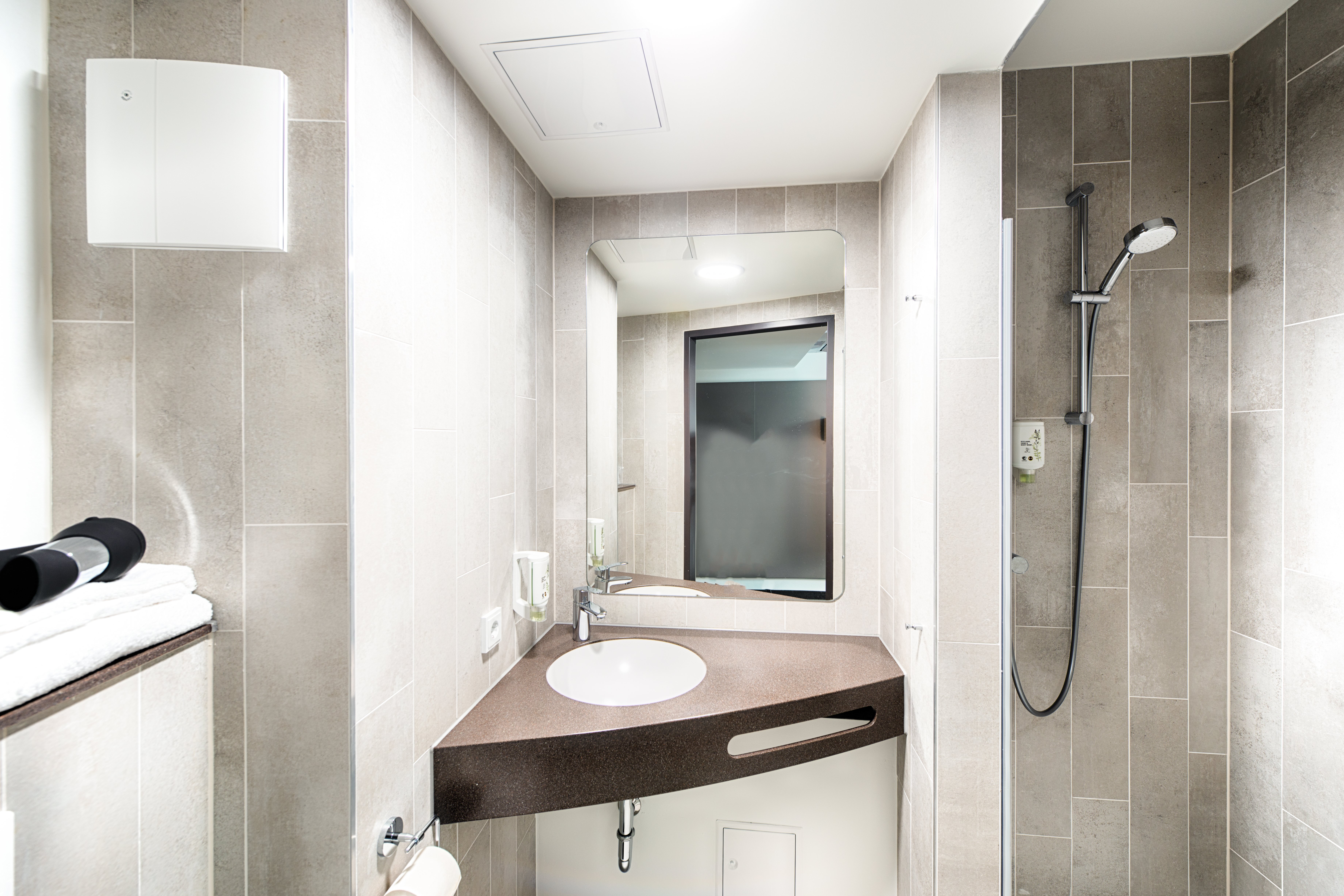 B&B HOTEL WIEN-MEIDLING-guestroom-GUEST ROOM BATH.jpg