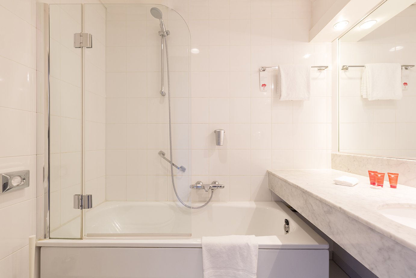 LEONARDO HOTEL LELYSTAD CITY-guestroom-Leonardo Hotel Lelystad Single Room Bathroom.jpg