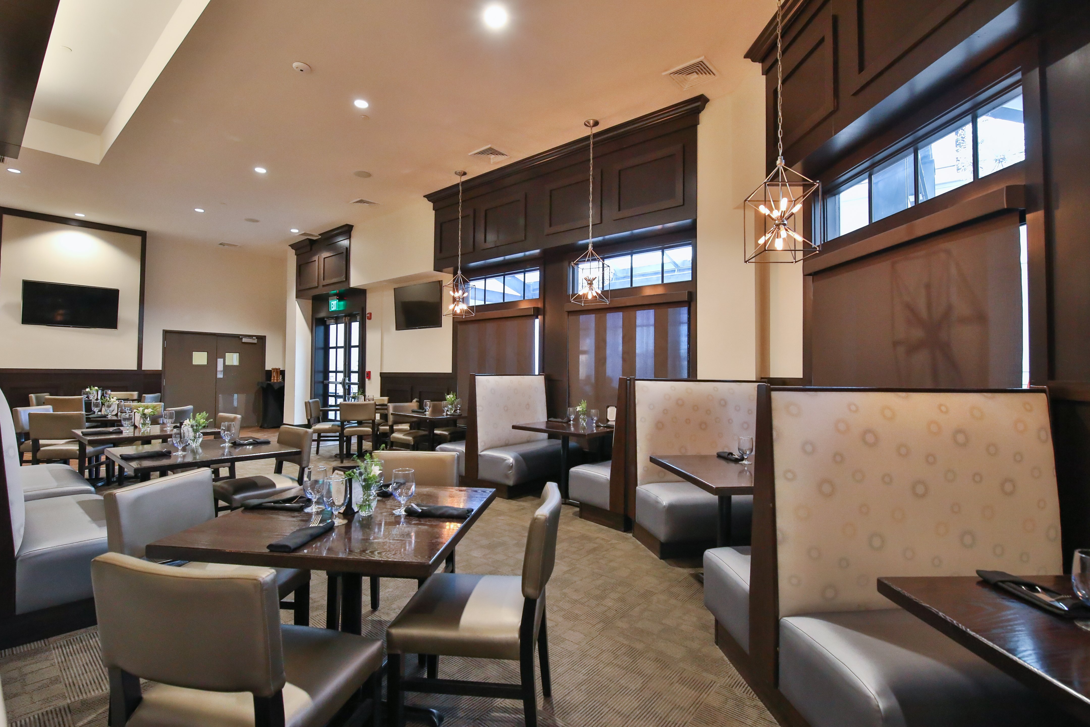 The Crossings Restaurant is newly renovated with 84 seats.