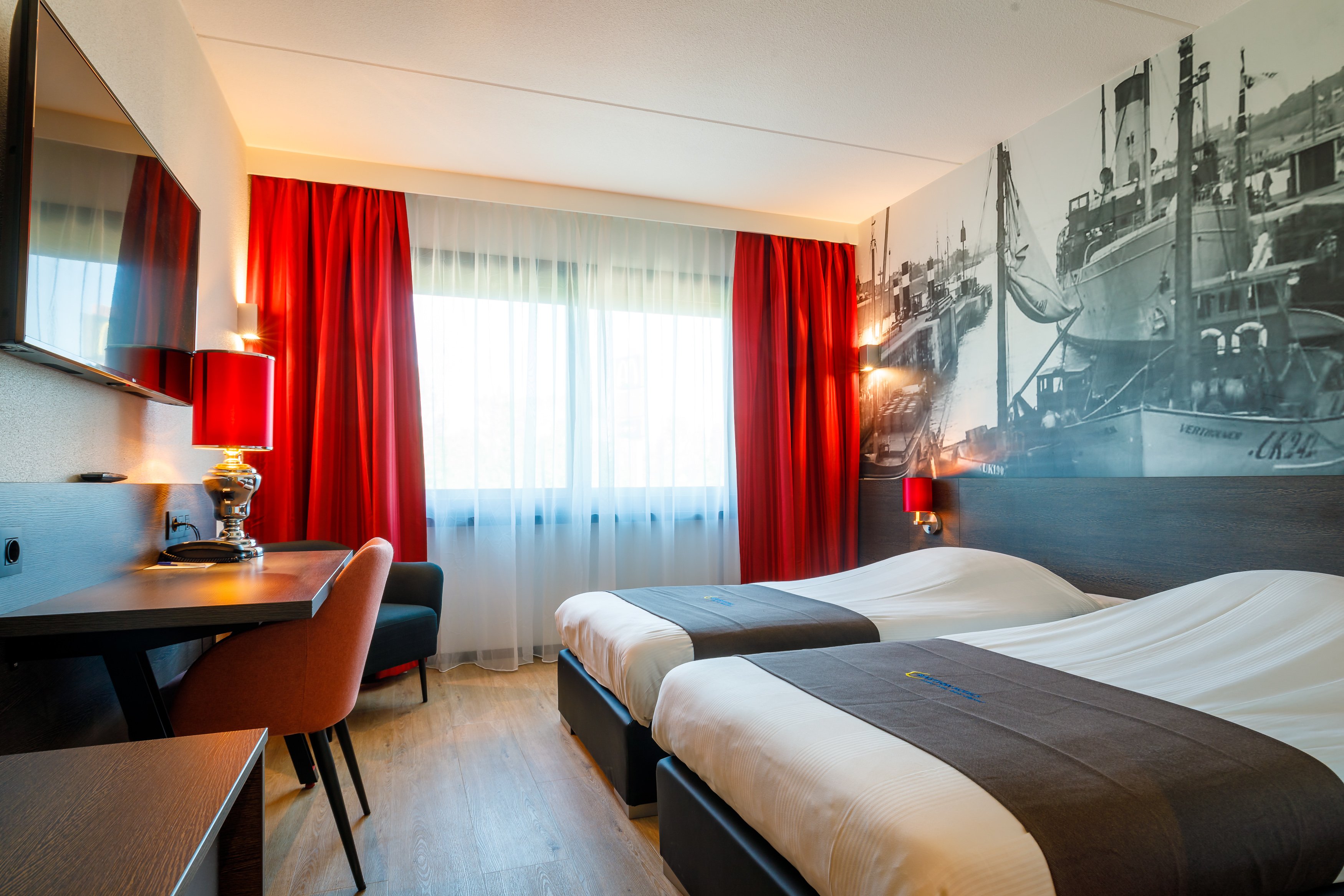 Bastion Dordrecht Papendrecht-guestroom-Deluxe Room.jpg