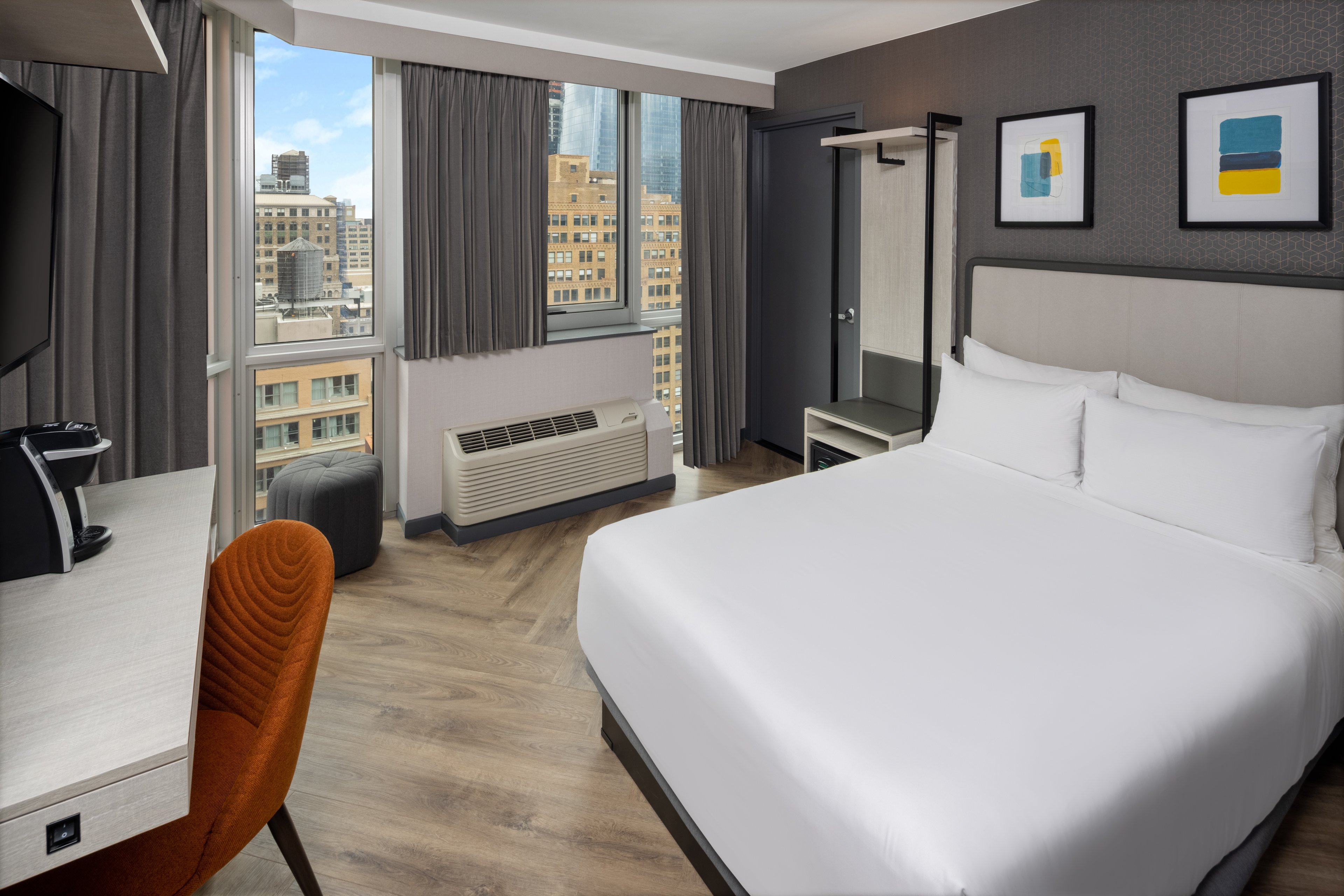 Enjoy views of Manhattan in our queen bed city view rooms.