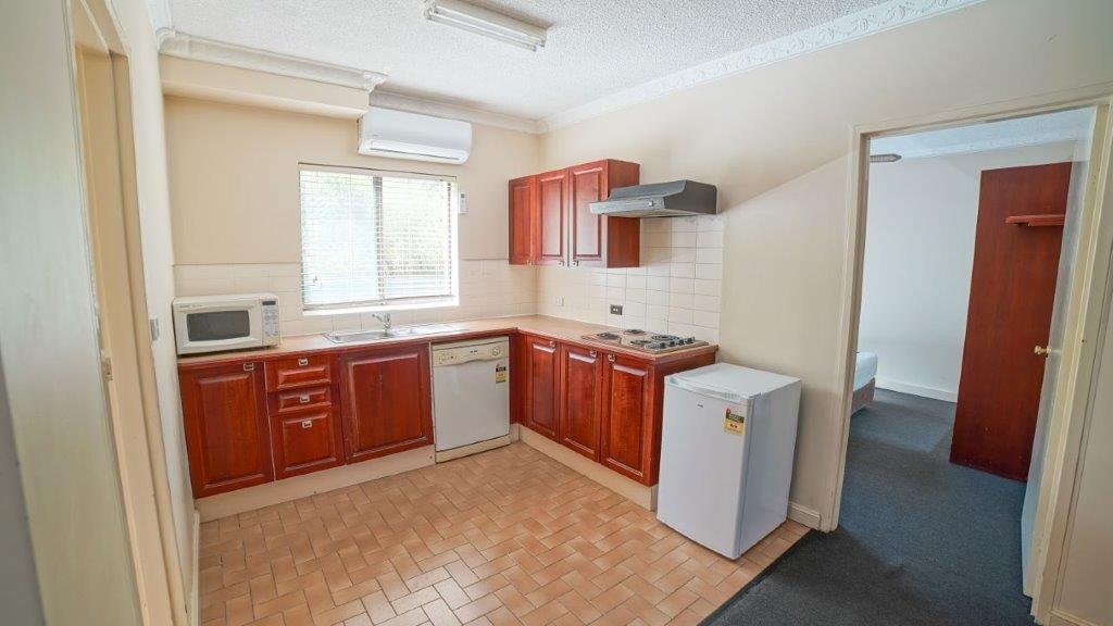Country 2 Coast Motor Inn Coff-guestroom-Apartment Kitchen.jpg