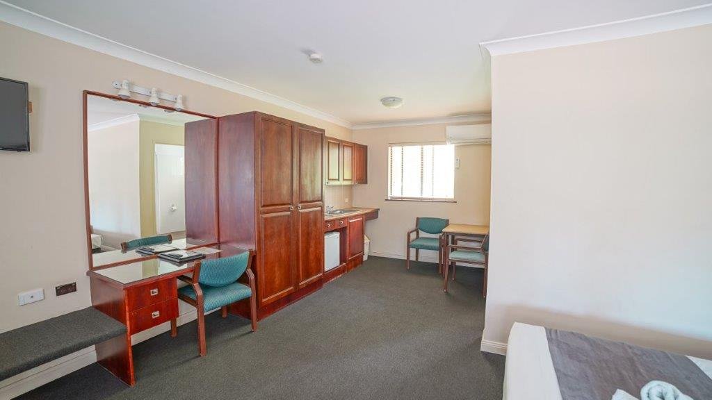 Country 2 Coast Motor Inn Coff-guestroom-Familyroom.jpg