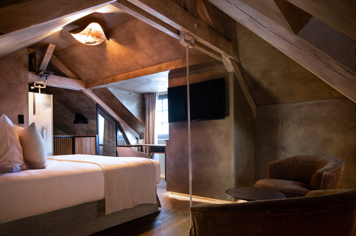 LE SAINT-DELIS-guestroom-Junior Suite With Steam Shower And Balneo Tub.jpg
