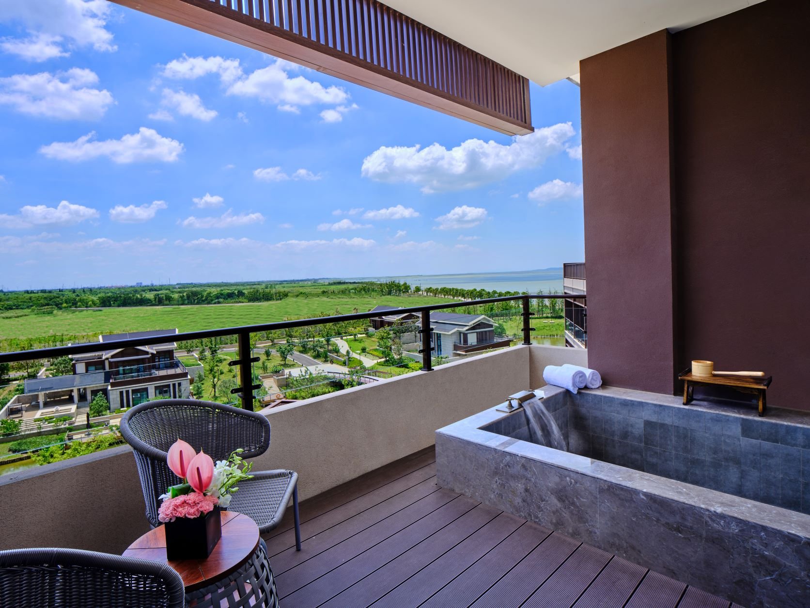 HUALUXE BAY HOT SPRING RESORT-guestroom-Room Feature.jpg