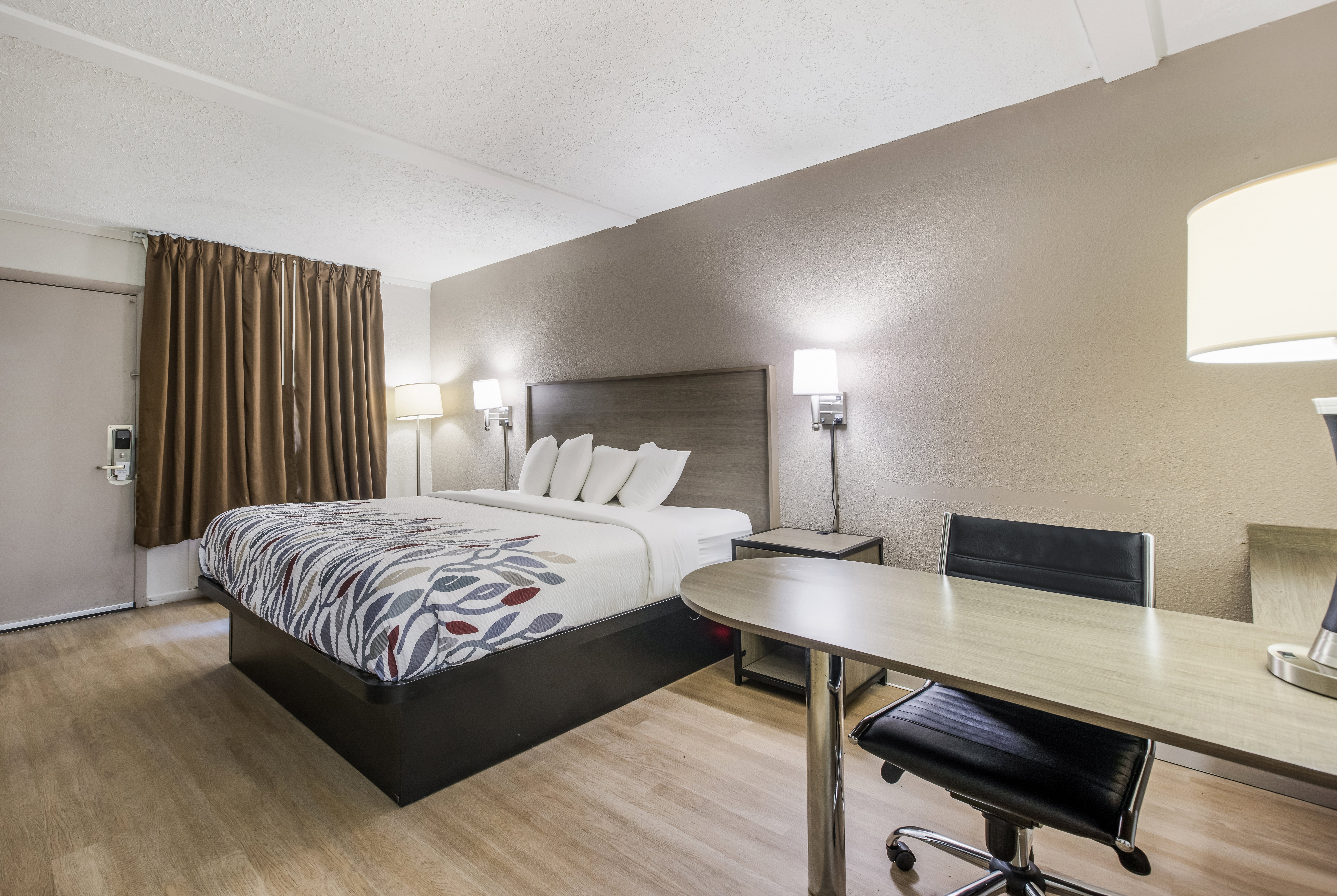 RED ROOF SAVANNAH-RICHMOND HILL/I95-guestroom-Superior King.jpg
