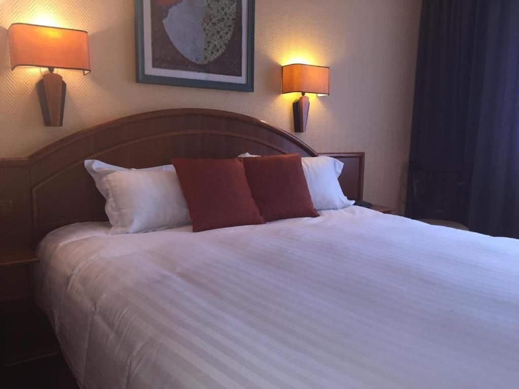 HOTEL DE LA PAIX-guestroom-Double with bath.jpg