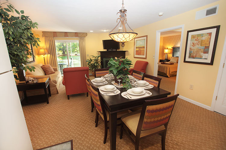 VACATION VILLAGE WILLIAMSBURG-guestroom-Dining Area.jpg