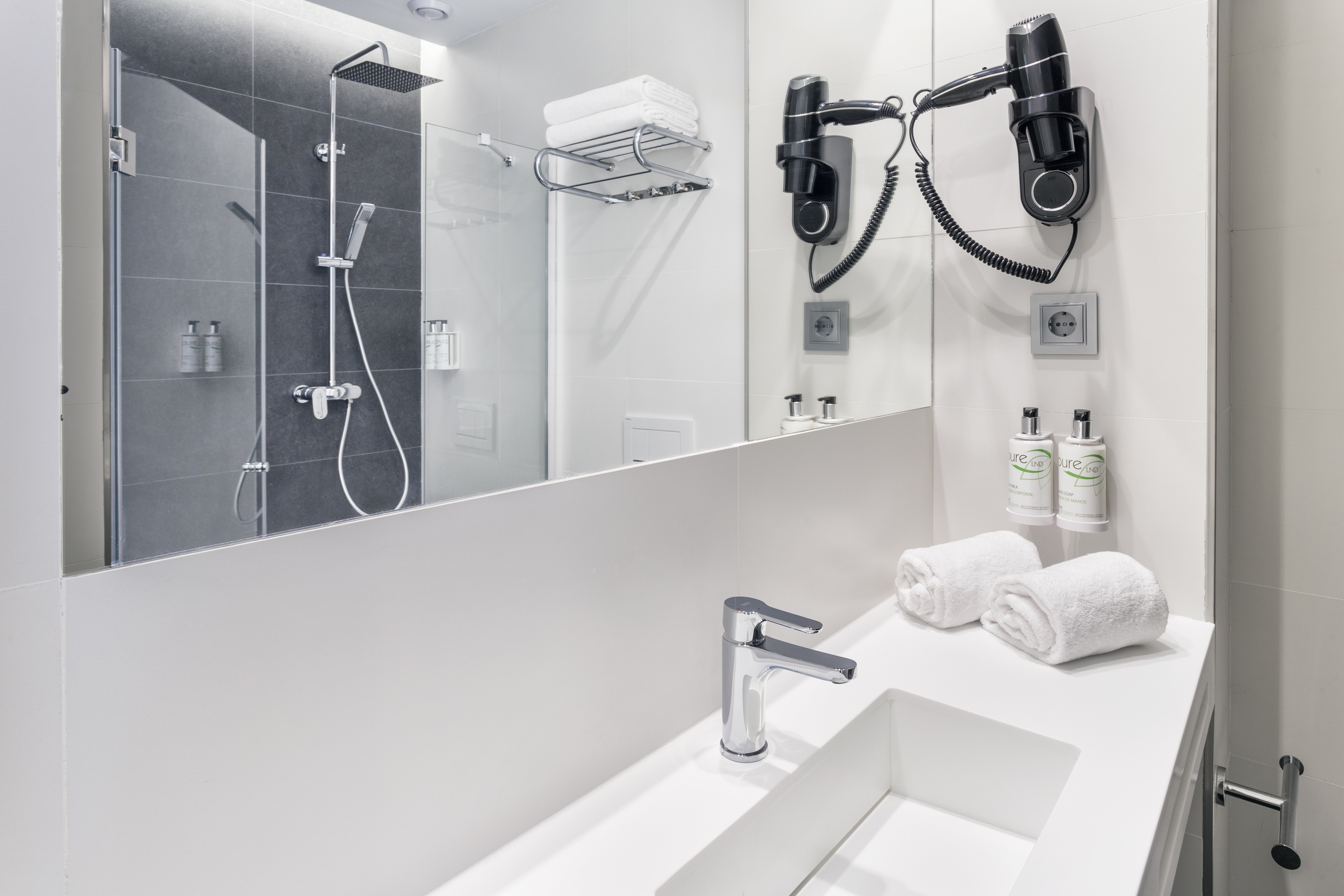 B&B HOTEL MURCIA-guestroom-Bathroom.jpg