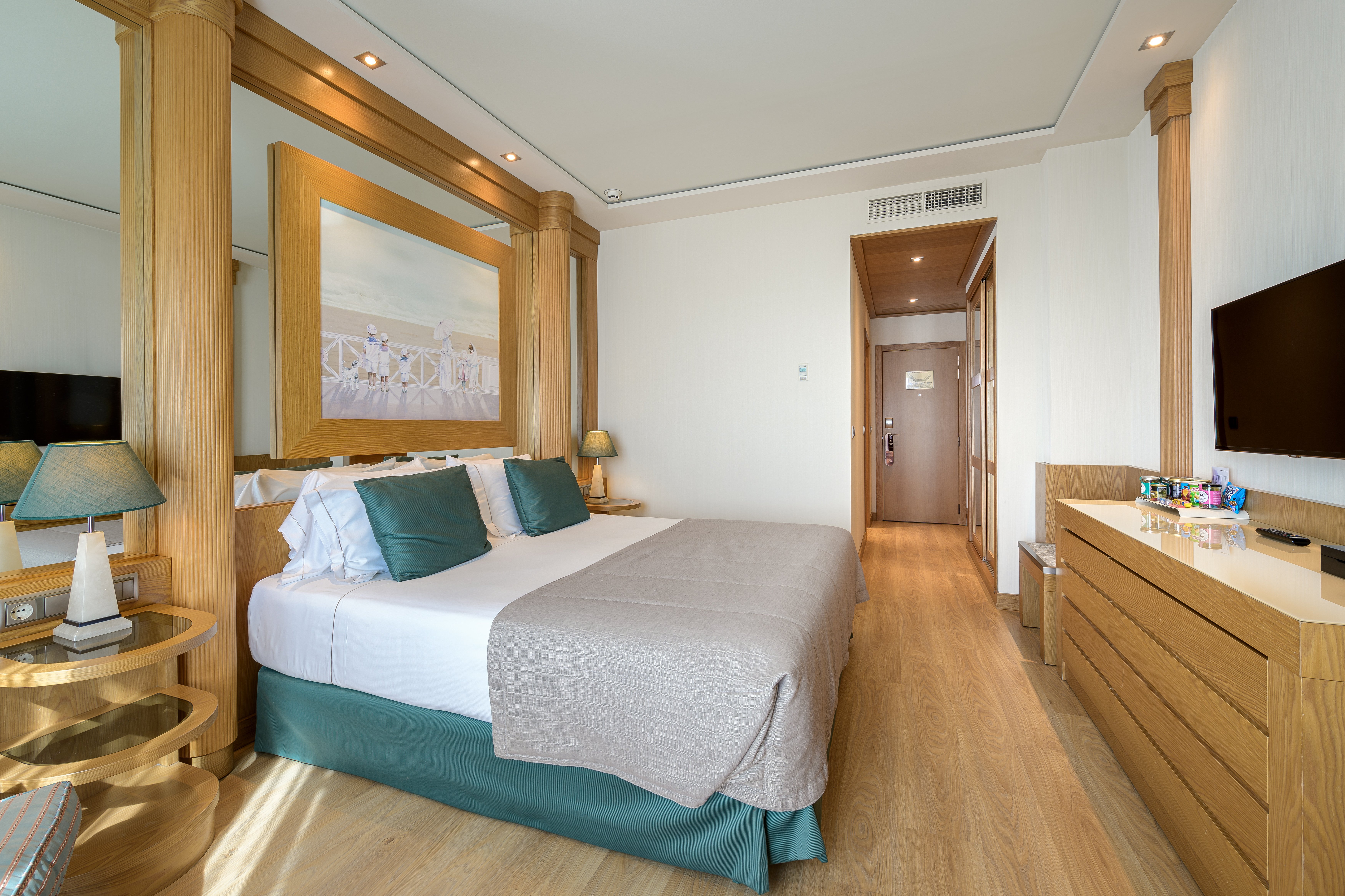 Hotel Las Arenas-guestroom-CLASSIC ROOM.jpg