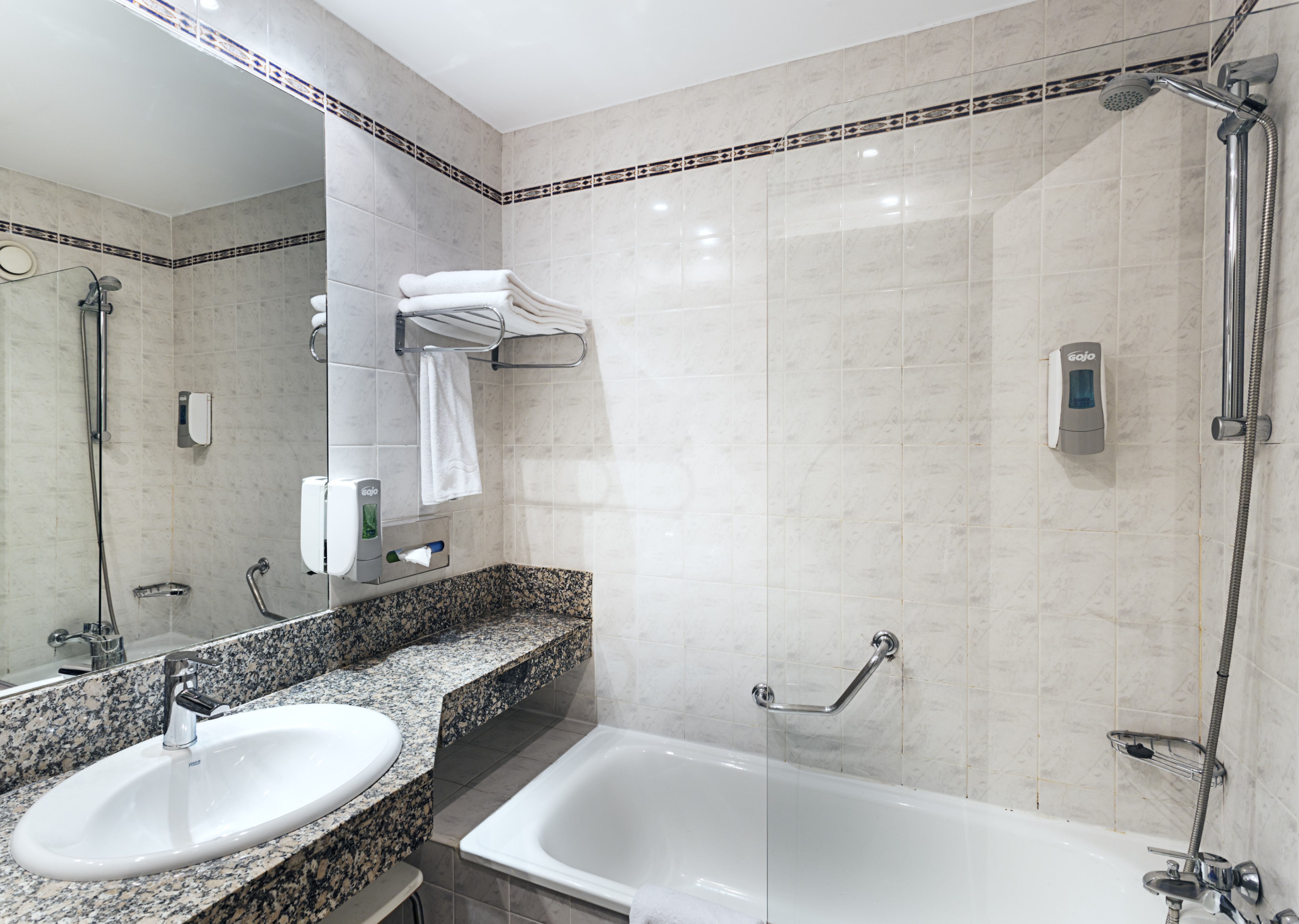 B&B HOTEL ALICANTE-guestroom-Bathroom Guest.jpg