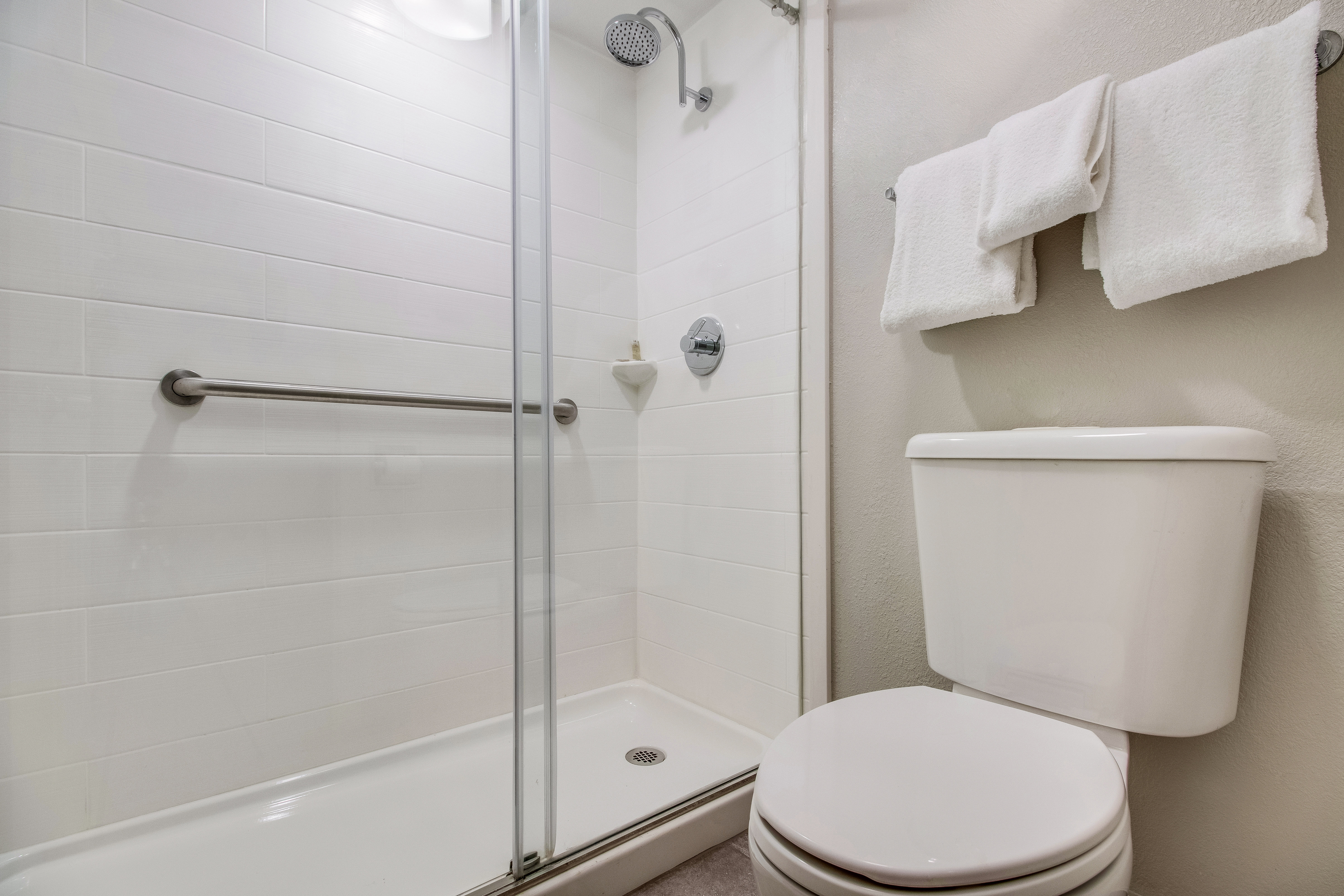 RED ROOF SUITES DALLAS - ADDISON-guestroom-Bath.jpg