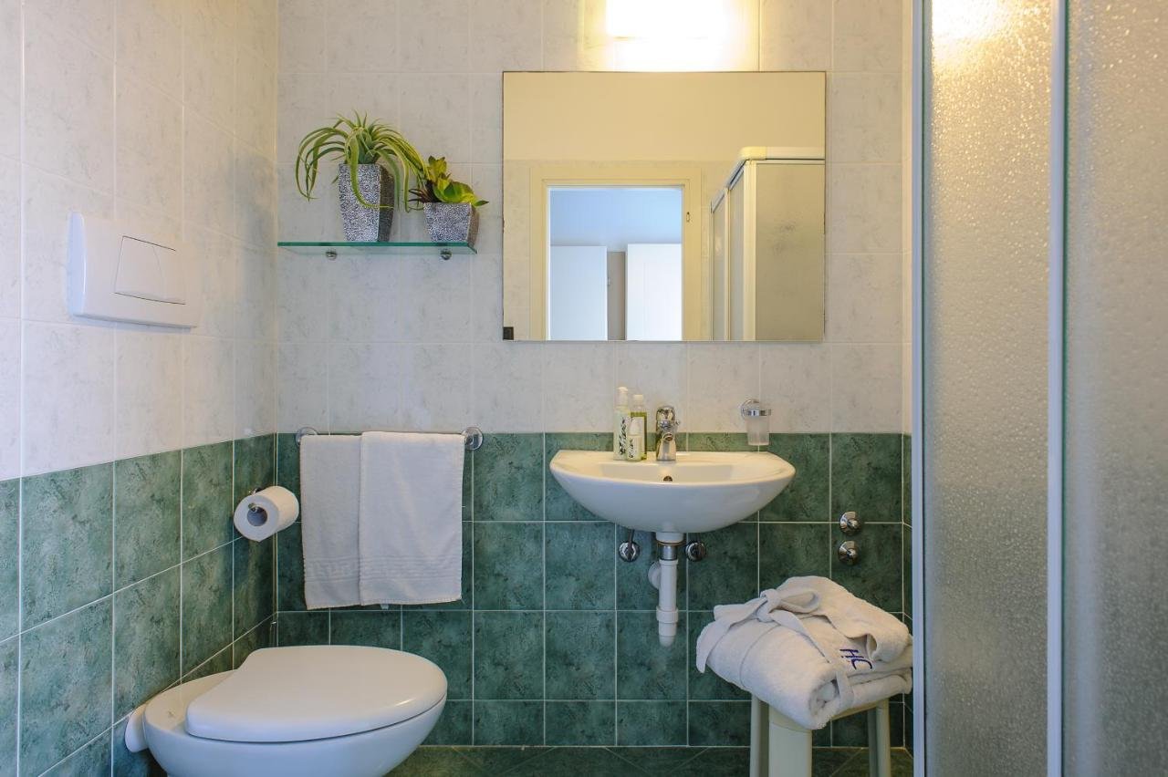HOTEL CRISTALLO - RICCIONE-guestroom-GUEST BATHROOM.jpg