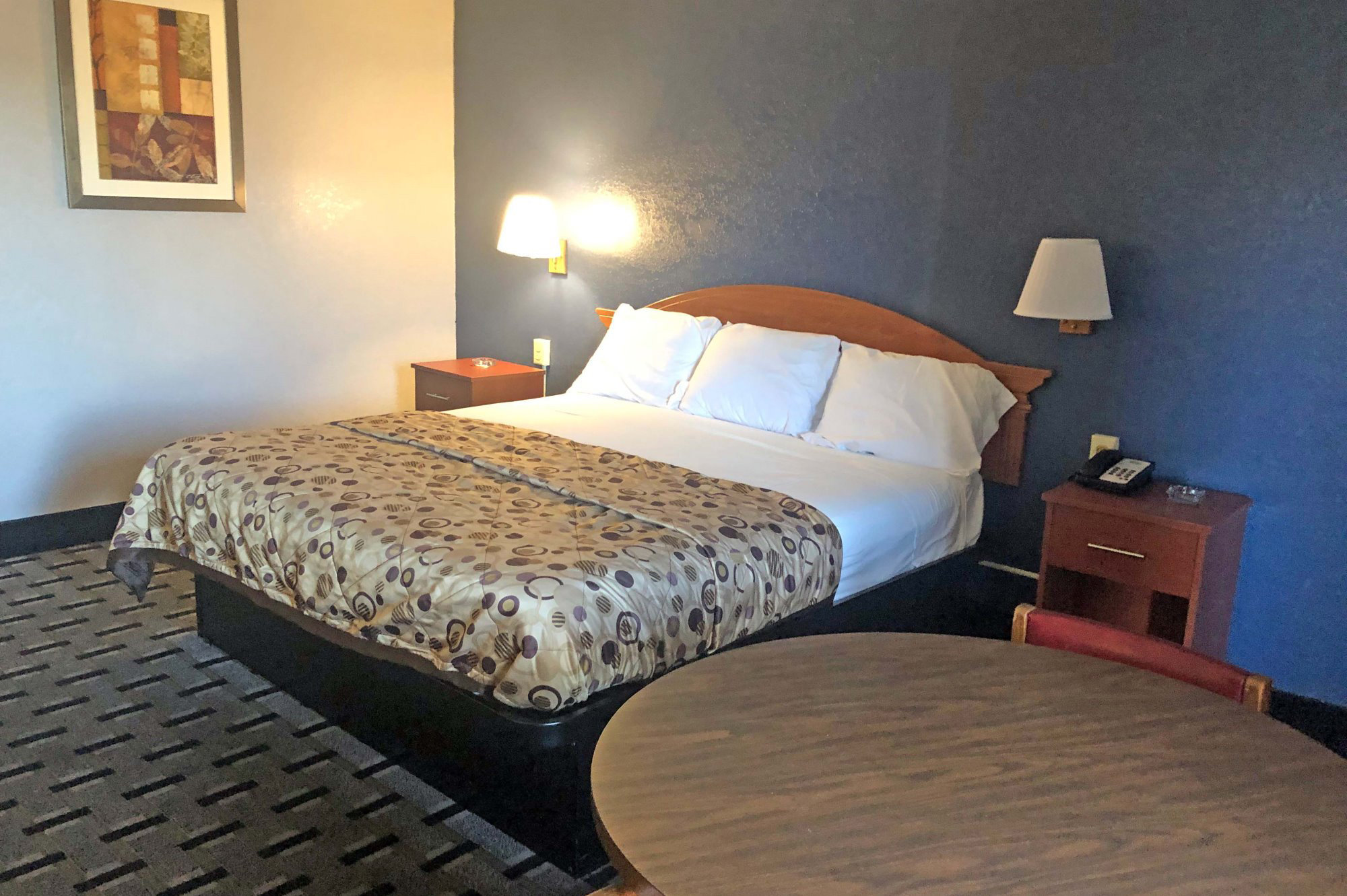 SCOTTISH INNS HENDERSON-guestroom-SNCHE King.jpg
