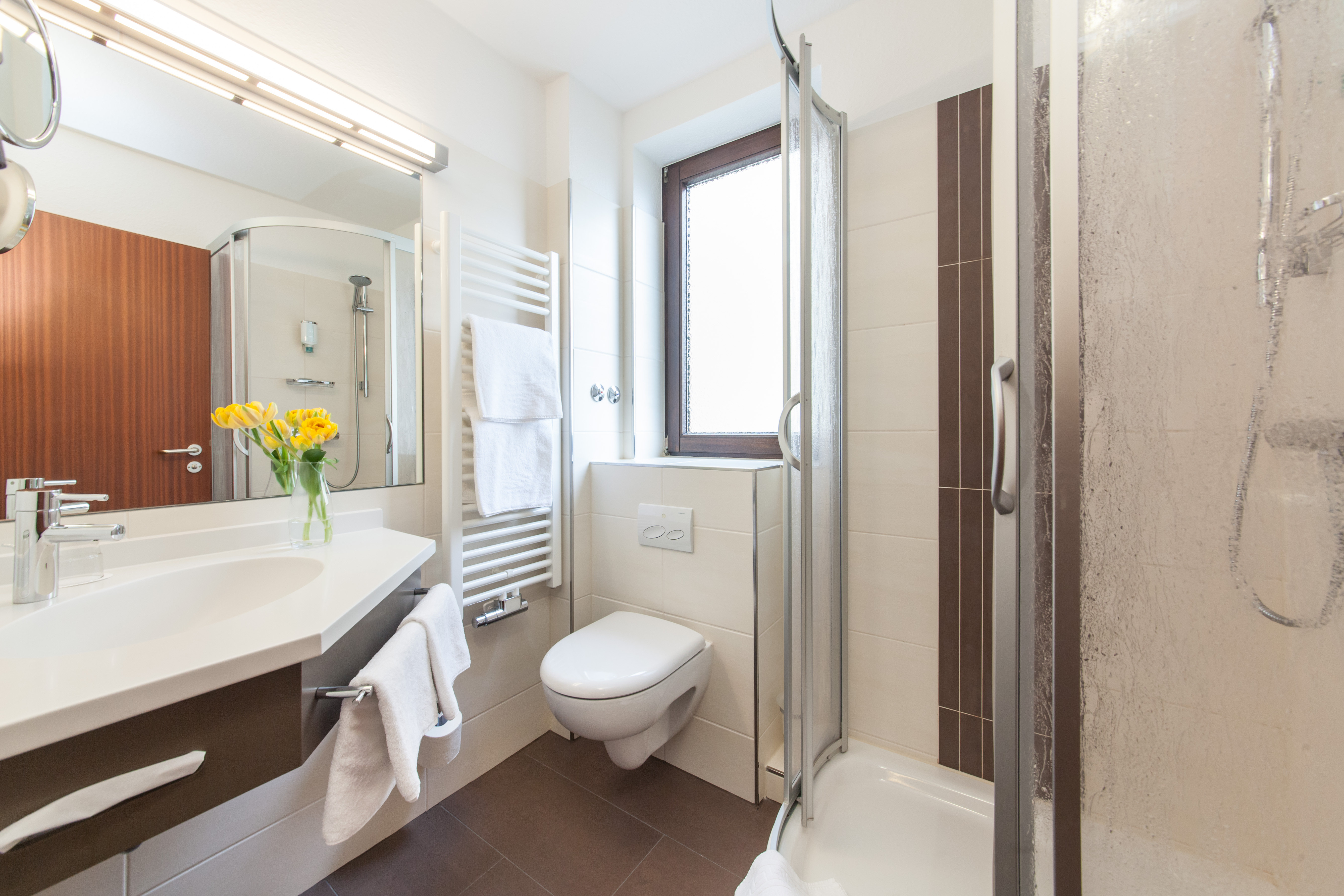 HOTEL STRIJEWSKI WOLFSBURG-guestroom-Standard double room bath - Hotel Strijewski Wolfsburg.jpg