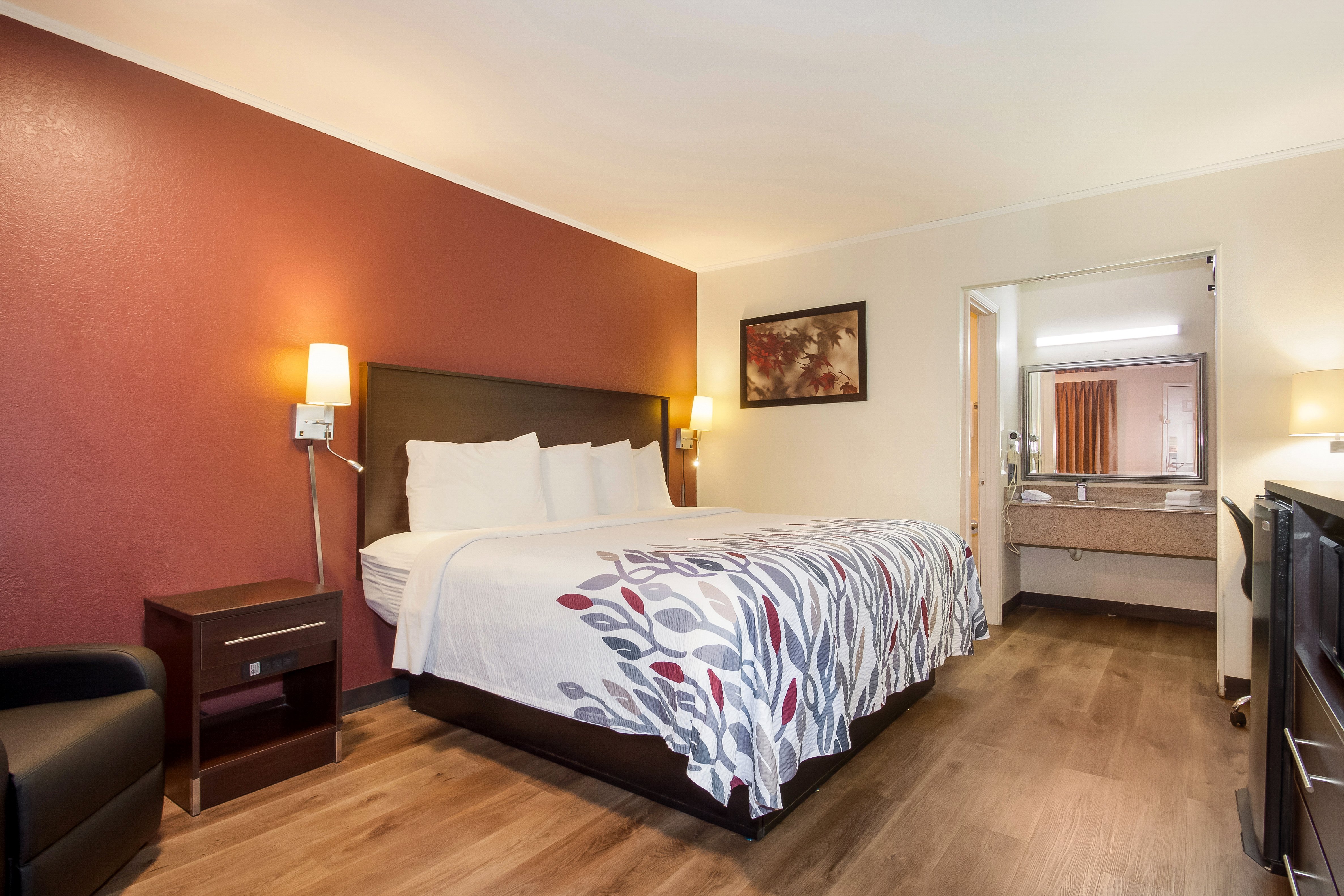 RED ROOF SANTEE-guestroom-Superior King.jpg