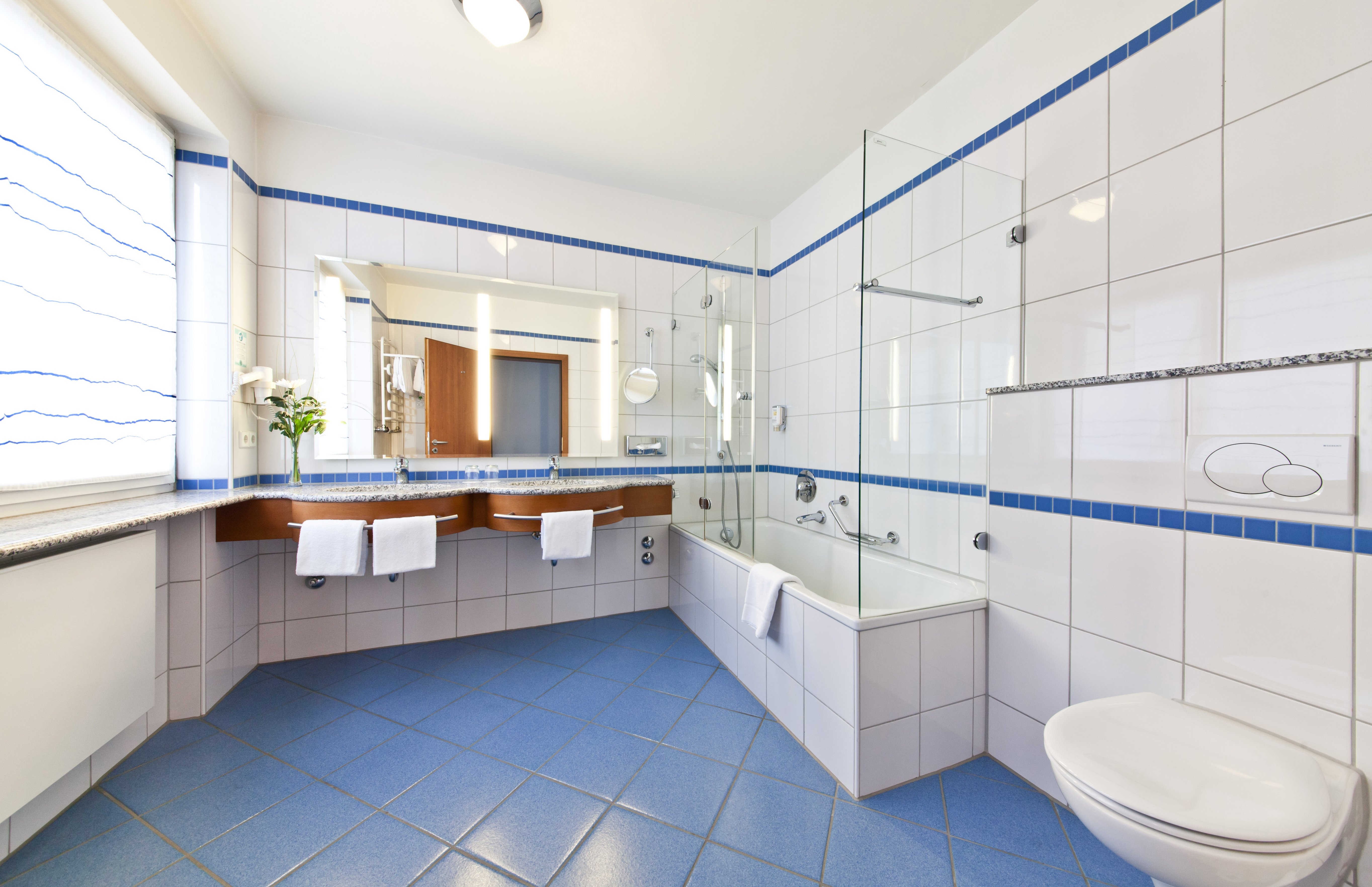 BOULEVARD STUTTGART-guestroom-Comfort twin room bath - Hotel Boulevard Stuttgart City.jpg