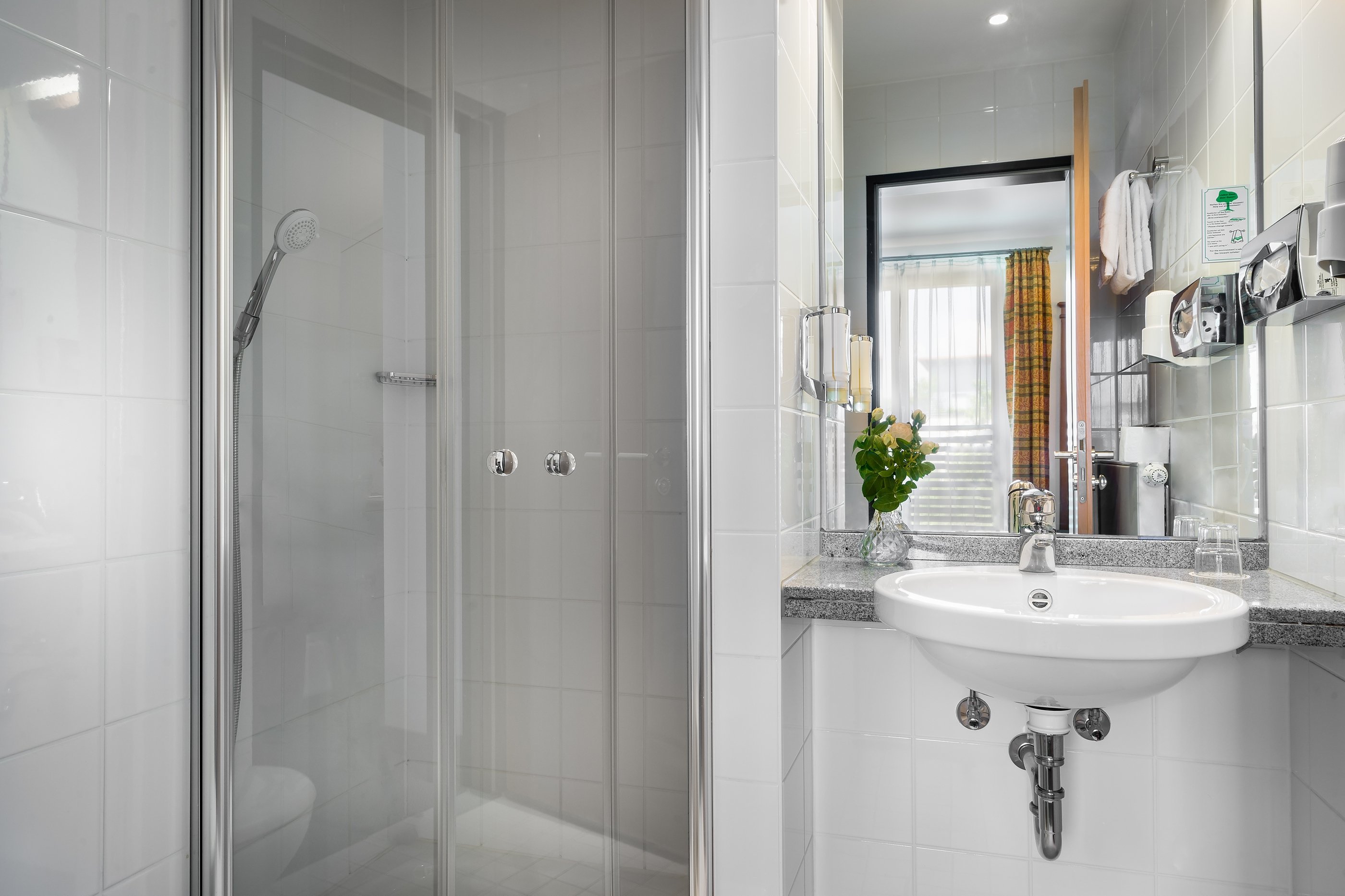 GARNER HOTEL MESSE BY IHG-guestroom-Single room bath - Hotel Seidlhof Munich.jpg