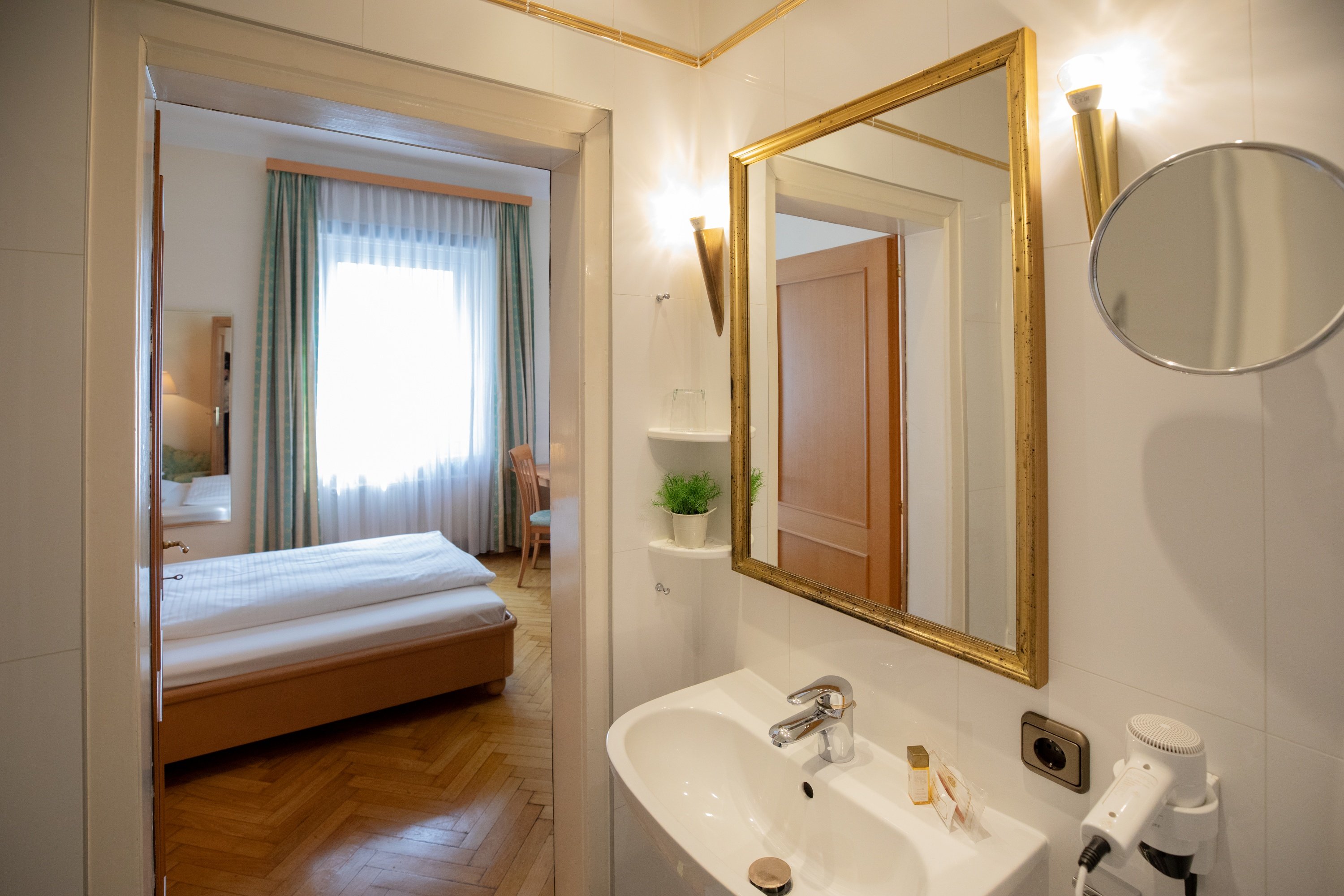 Gollner Hotel-guestroom-Classic Bathroom.jpg