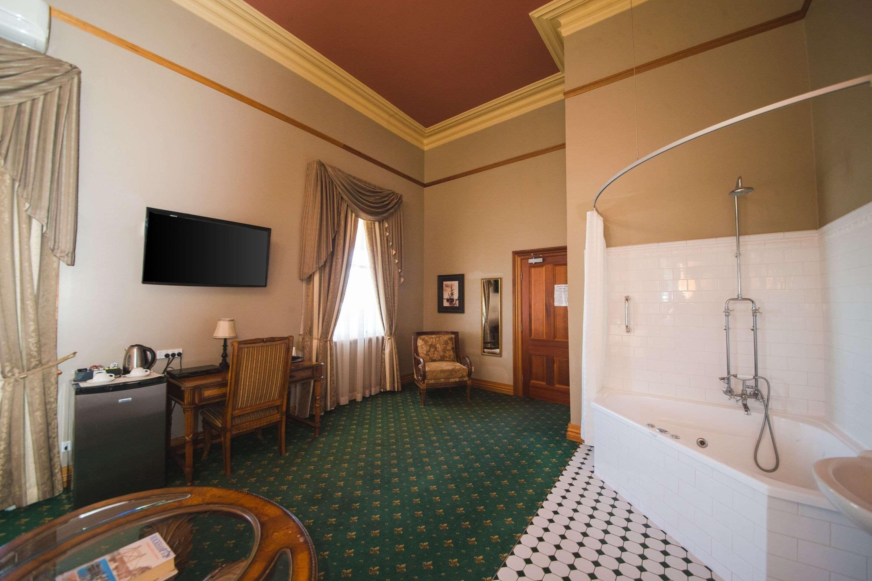 Denison Boutique Hotel-guestroom-King Suite With Whirlpool.jpg