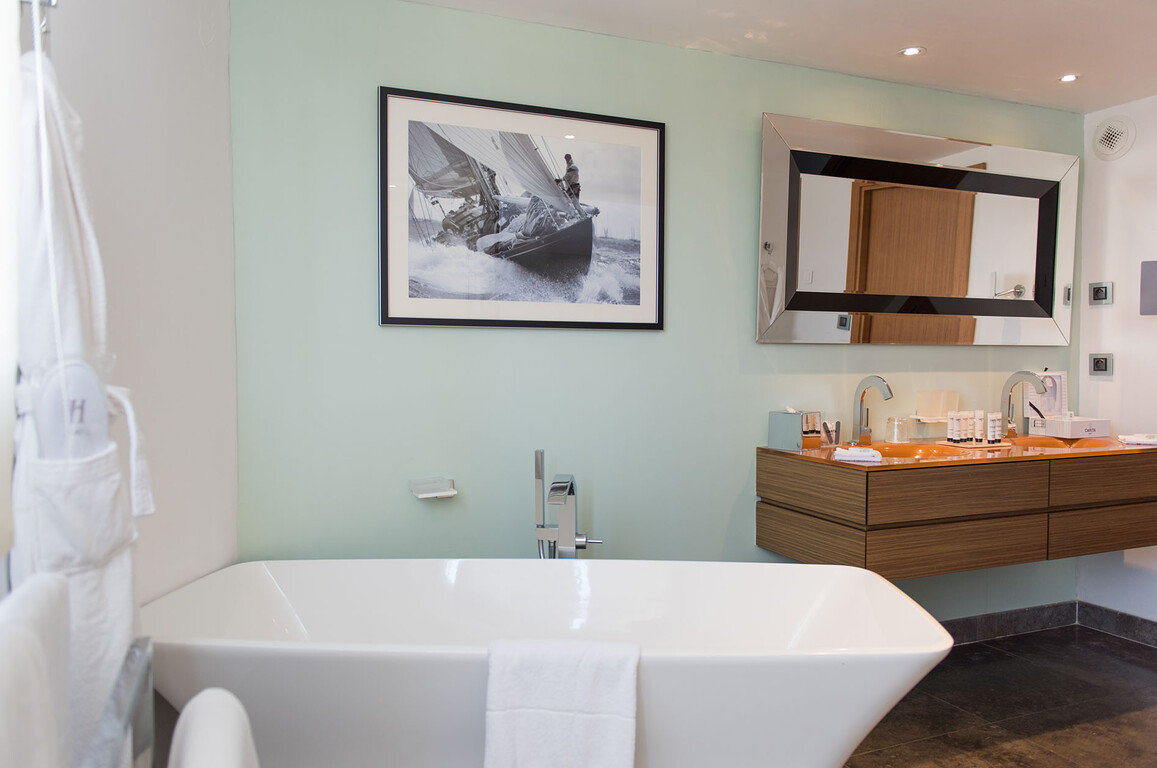 Hotel Ile de la Lagune-guestroom-Junior Suite Bathroom.jpg