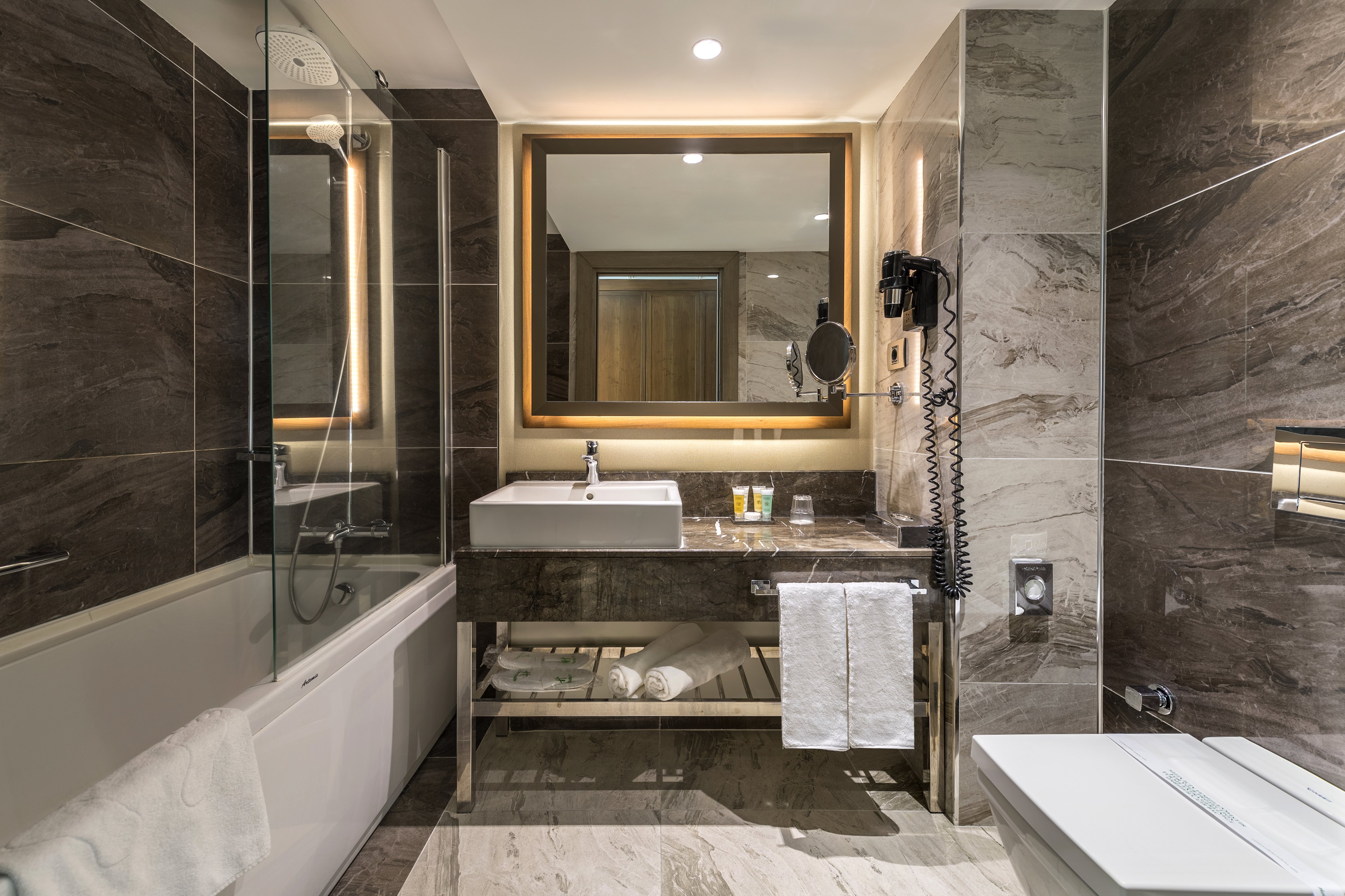 HOLIDAY INN DUVENONU BY IHG-guestroom-Bathroom Amenities.jpg