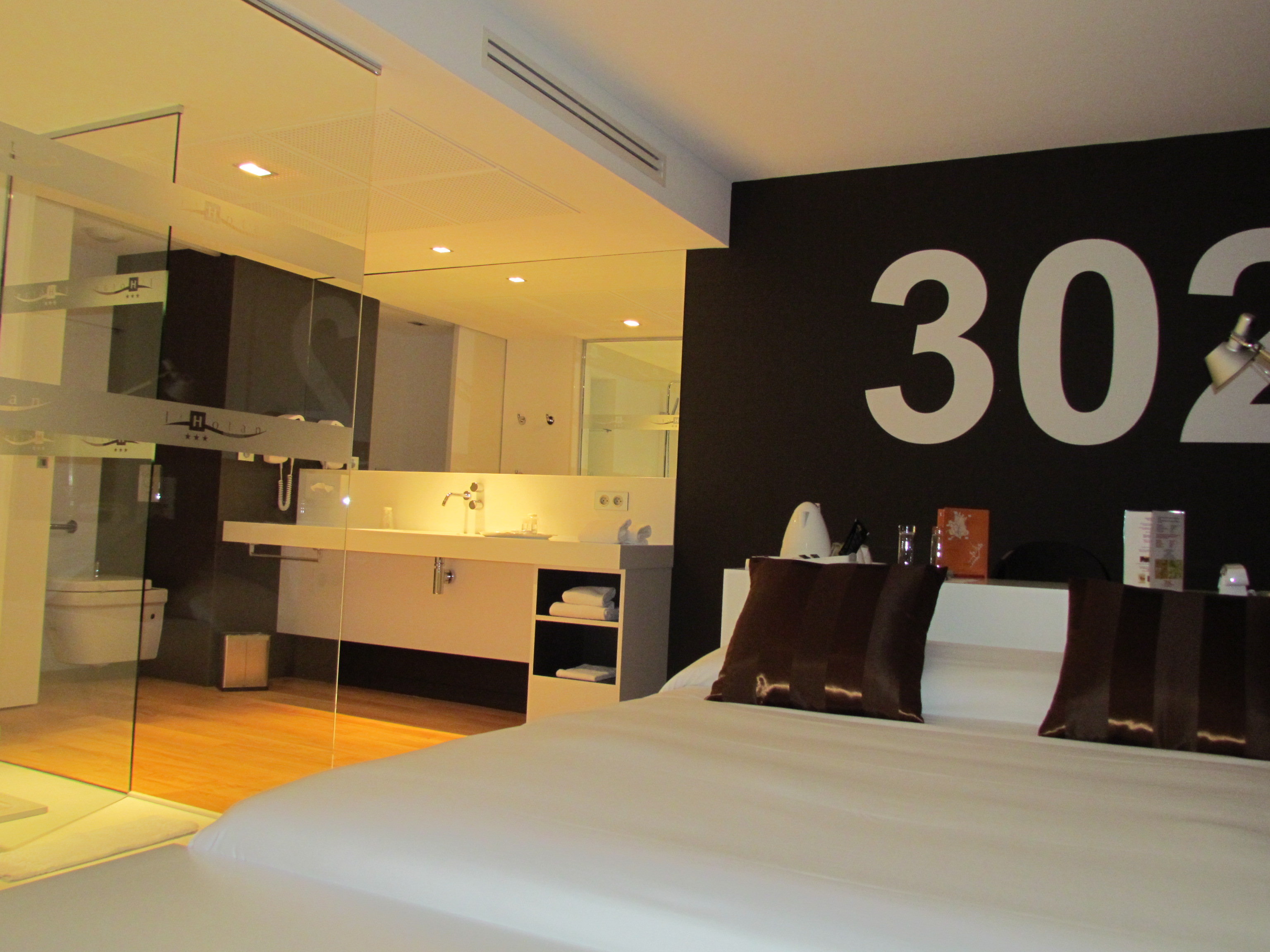 HOTEL L HOTAN-guestroom-Room.jpg