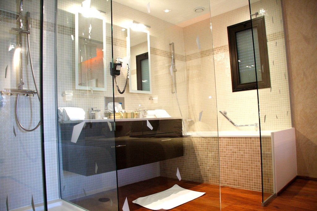 HOTEL L HOTAN-guestroom-Bathroom.jpg