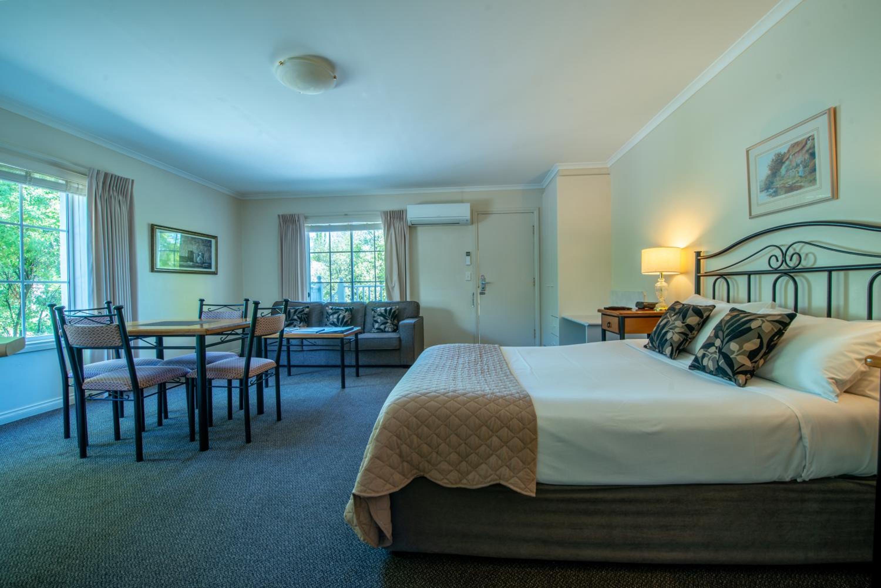 YARRA GABLES MOTEL-guestroom-Family Room.jpg