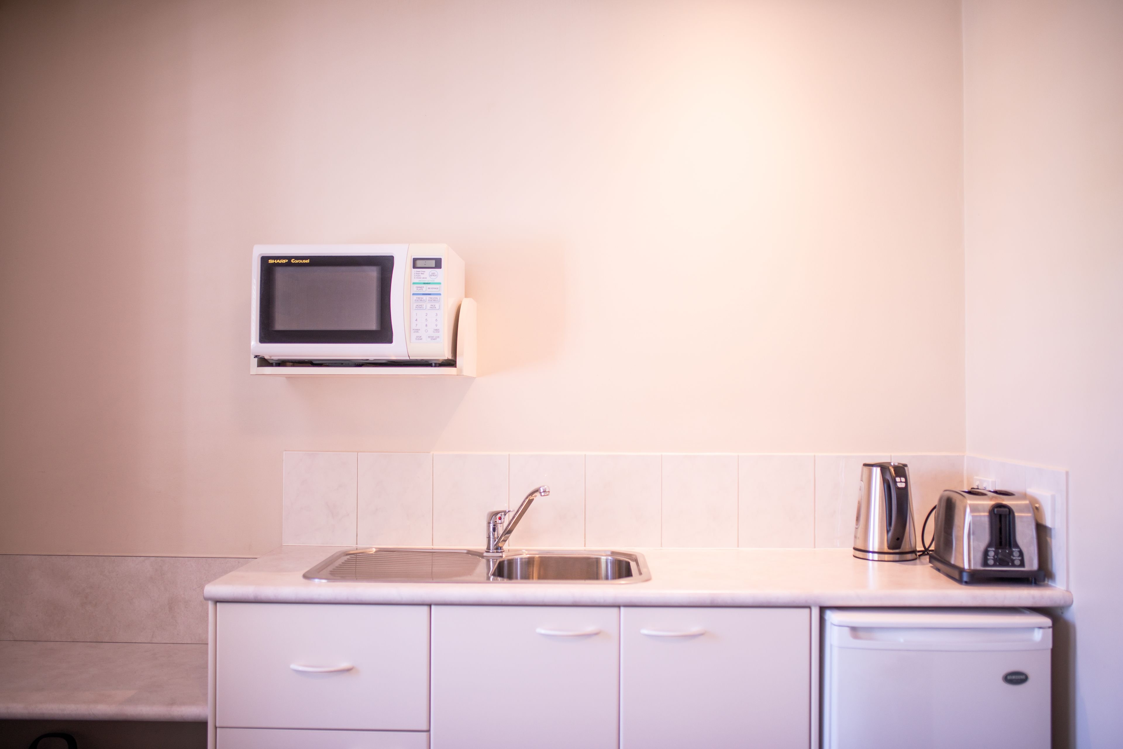 YARRA GABLES MOTEL-guestroom-Queen Spa Kitchenette.jpg
