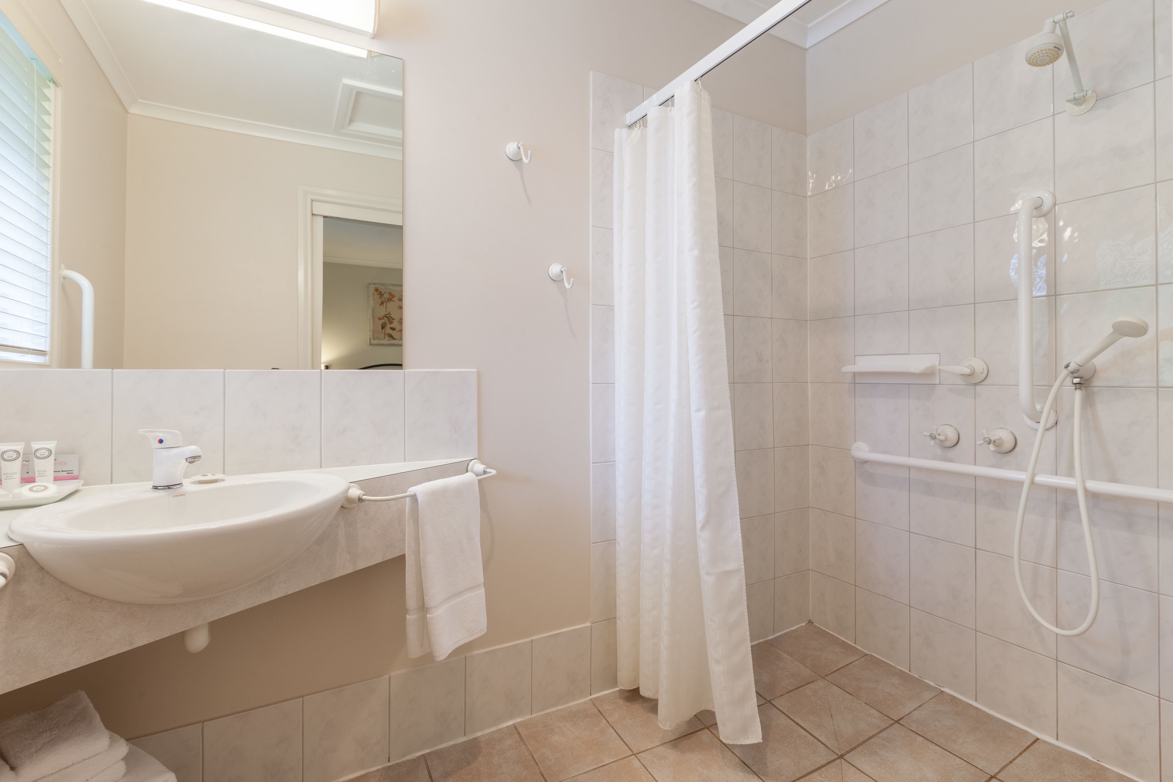 YARRA GABLES MOTEL-guestroom-Standard Ensuite Shower.jpg