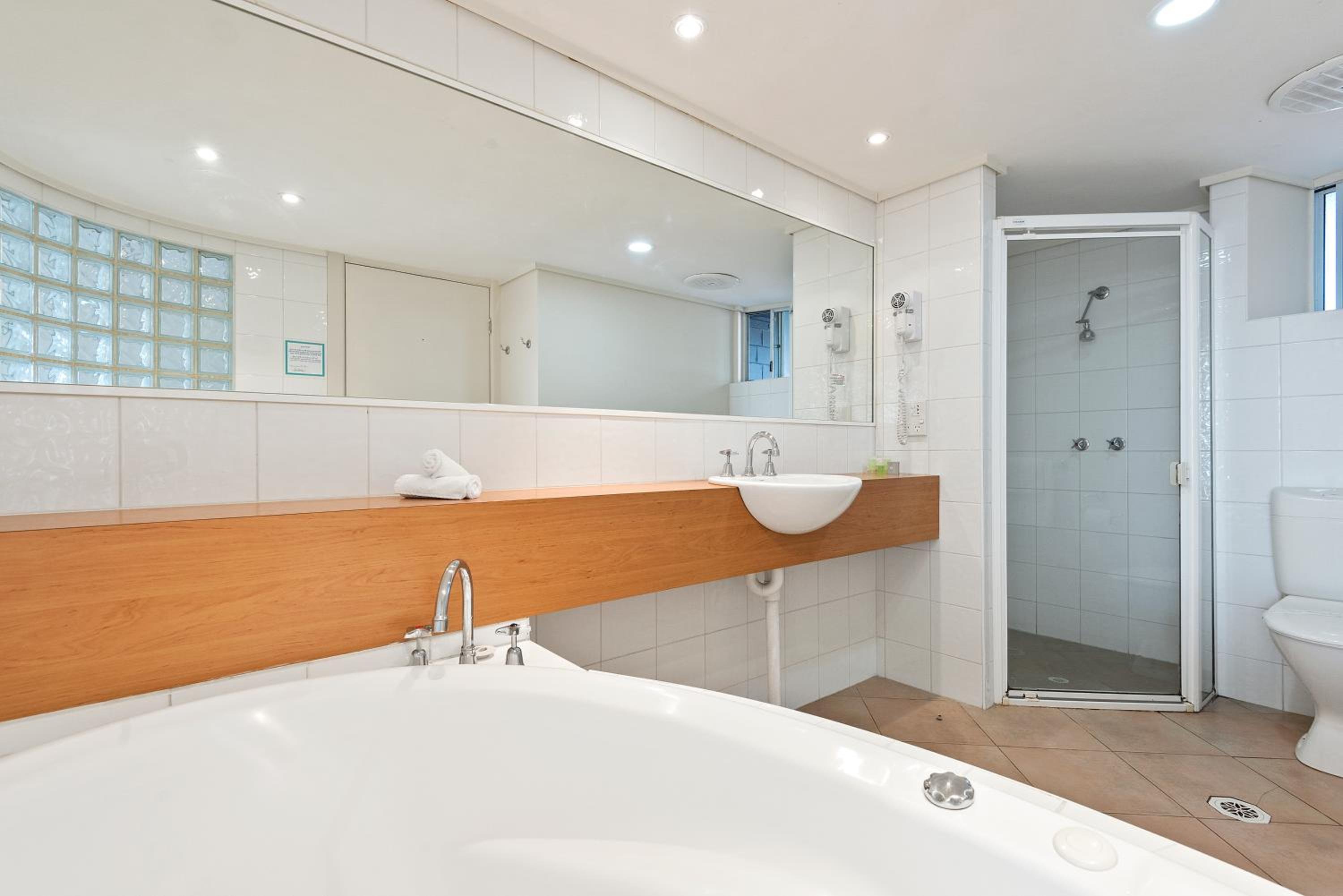 NORTH PIER HOTEL-guestroom-Bay View Family Room No Balcony Bathroom.jpg