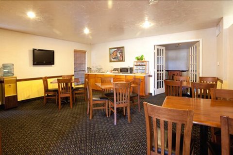 MH Weatherford Heritage Inn Breakfast Area