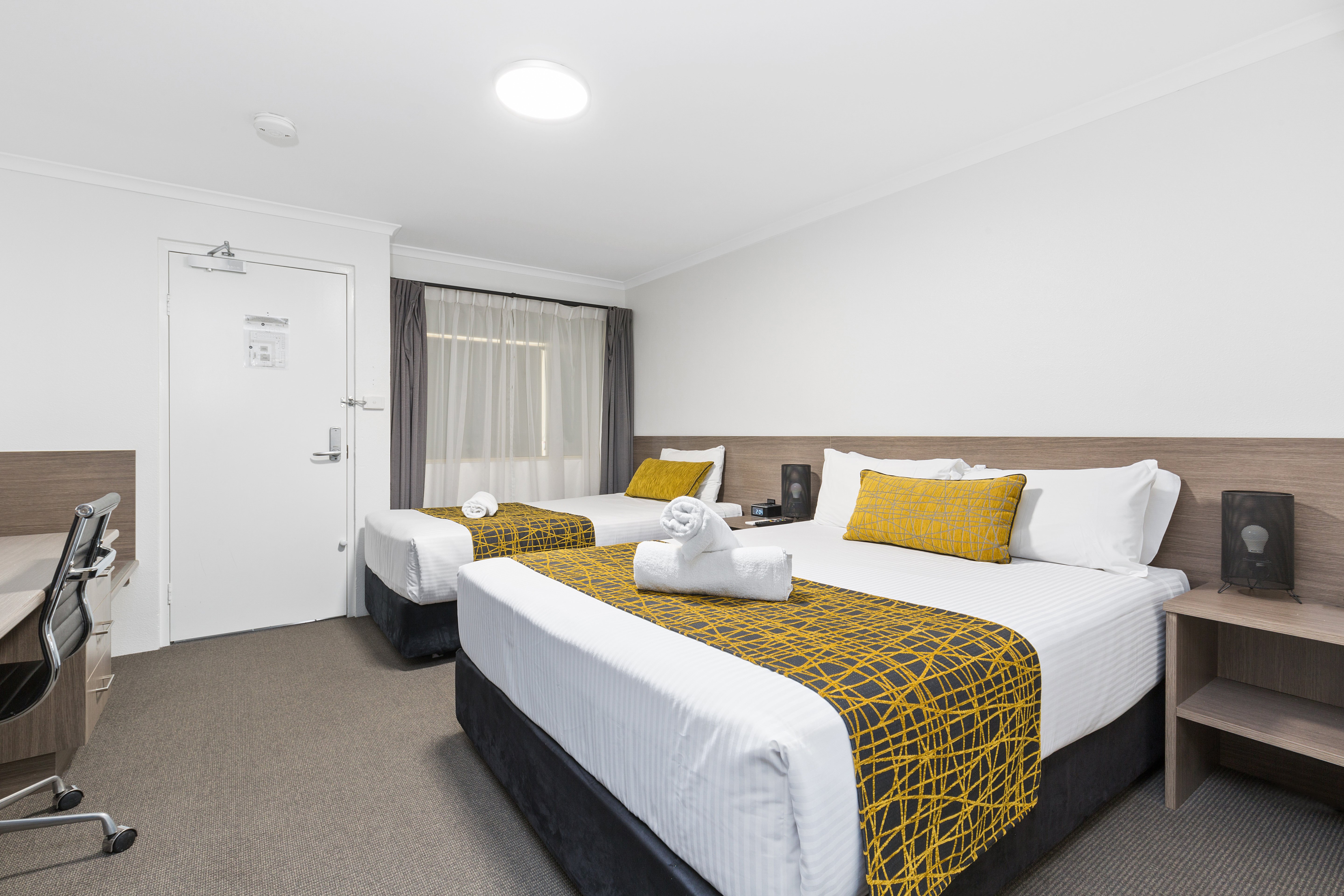 THE STIRLING MOTEL ROCKHAMPTON-guestroom-Queen Twin Executive Room.jpg