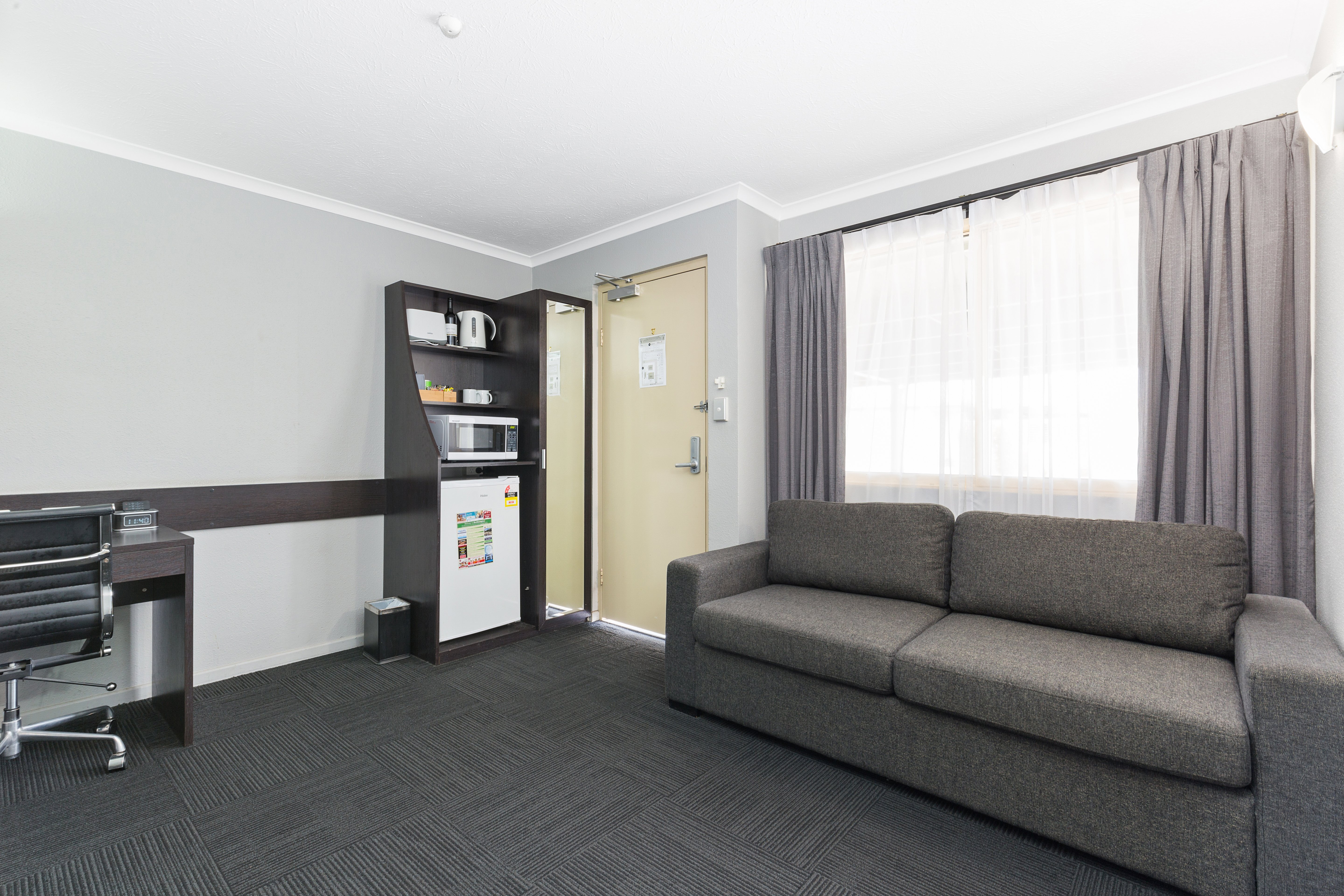 THE STIRLING MOTEL ROCKHAMPTON-guestroom-Queen Suite.jpg