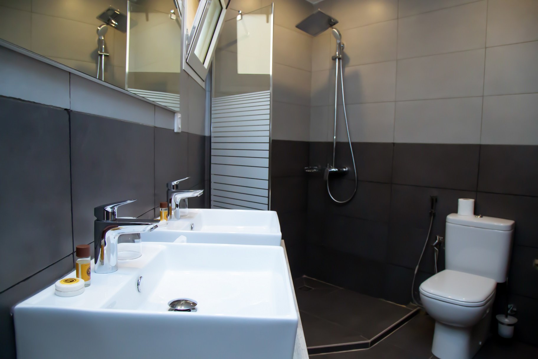 LE NDIAMBOUR HOTEL ET RESIDENC-guestroom-Superiom room's bathroom.jpg