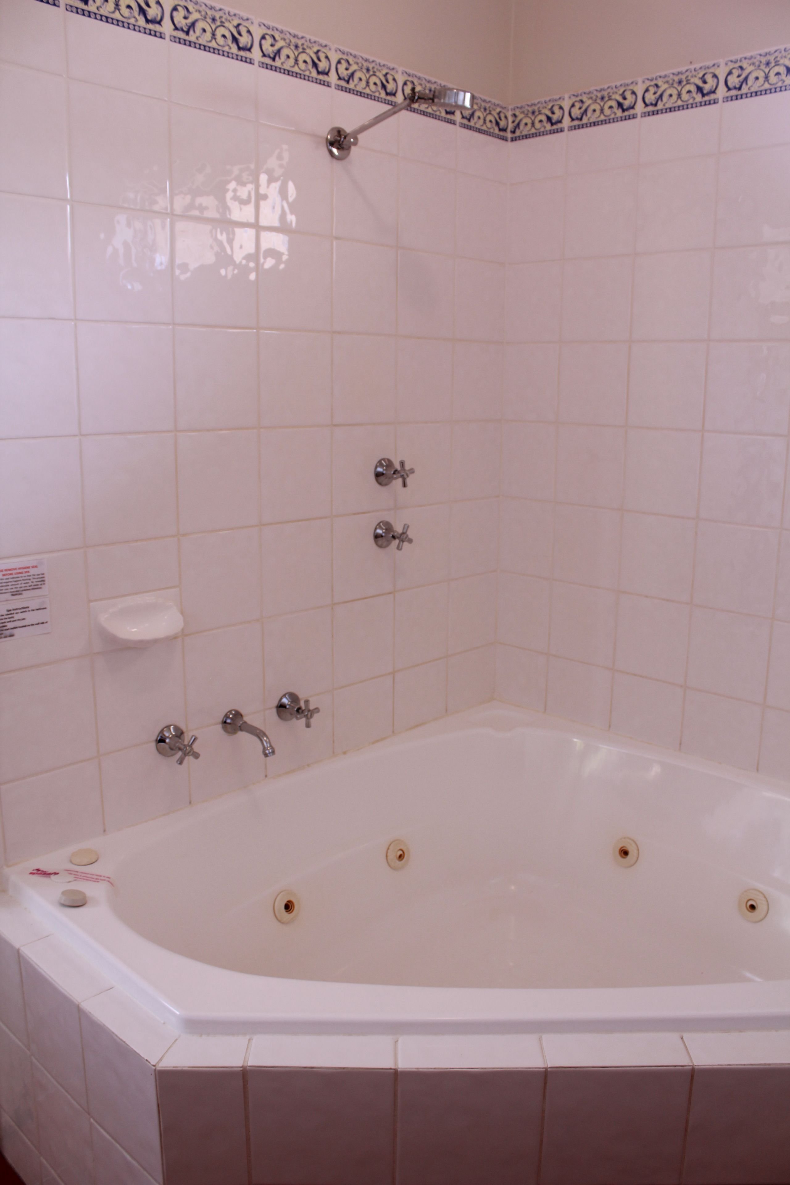 MARGARET RIVER MOTEL-guestroom-Queen With Corner Spa Bathroom.jpg