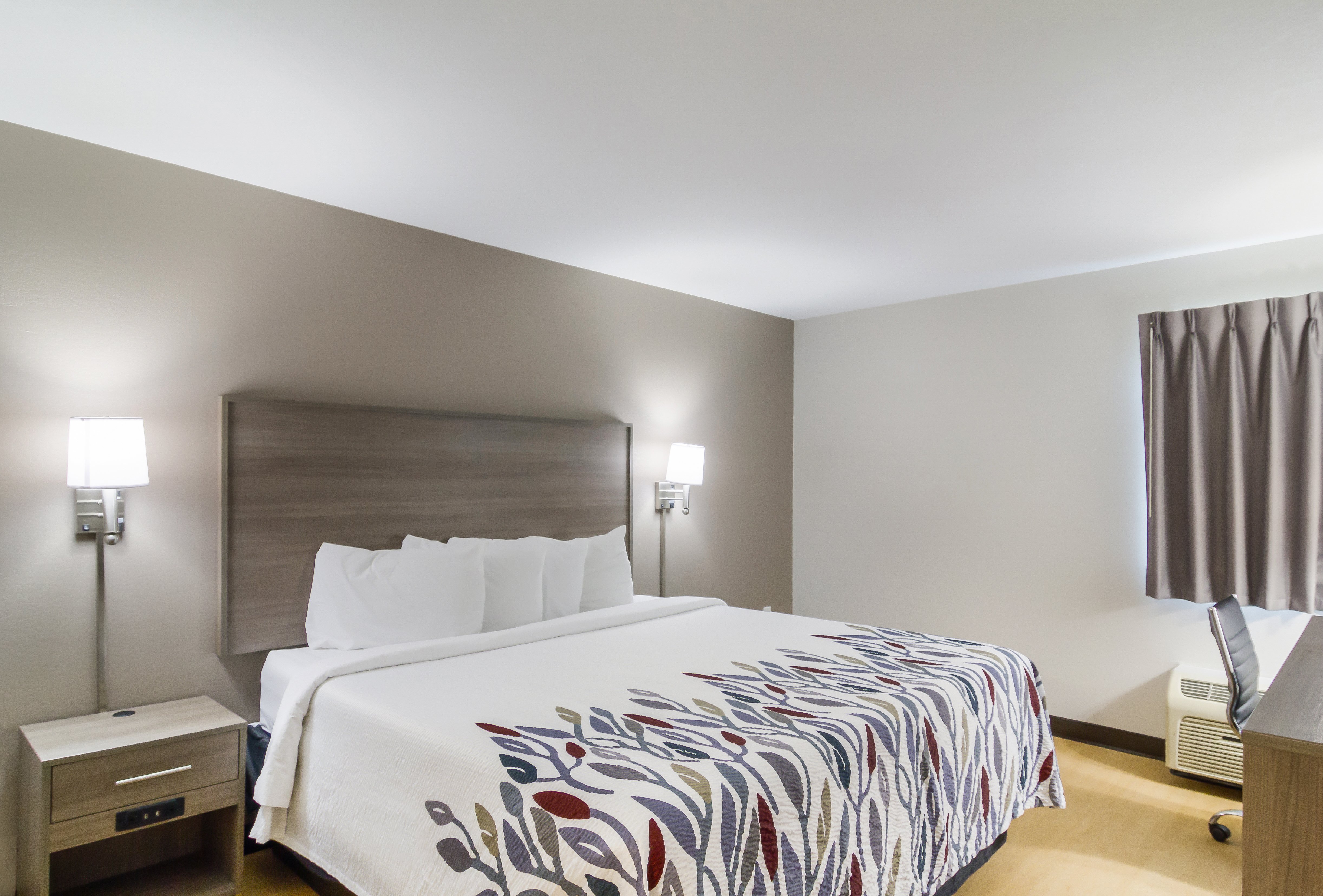RED ROOF DARIEN - I -95/ NORTH BRUN-guestroom-Deluxe King.jpg