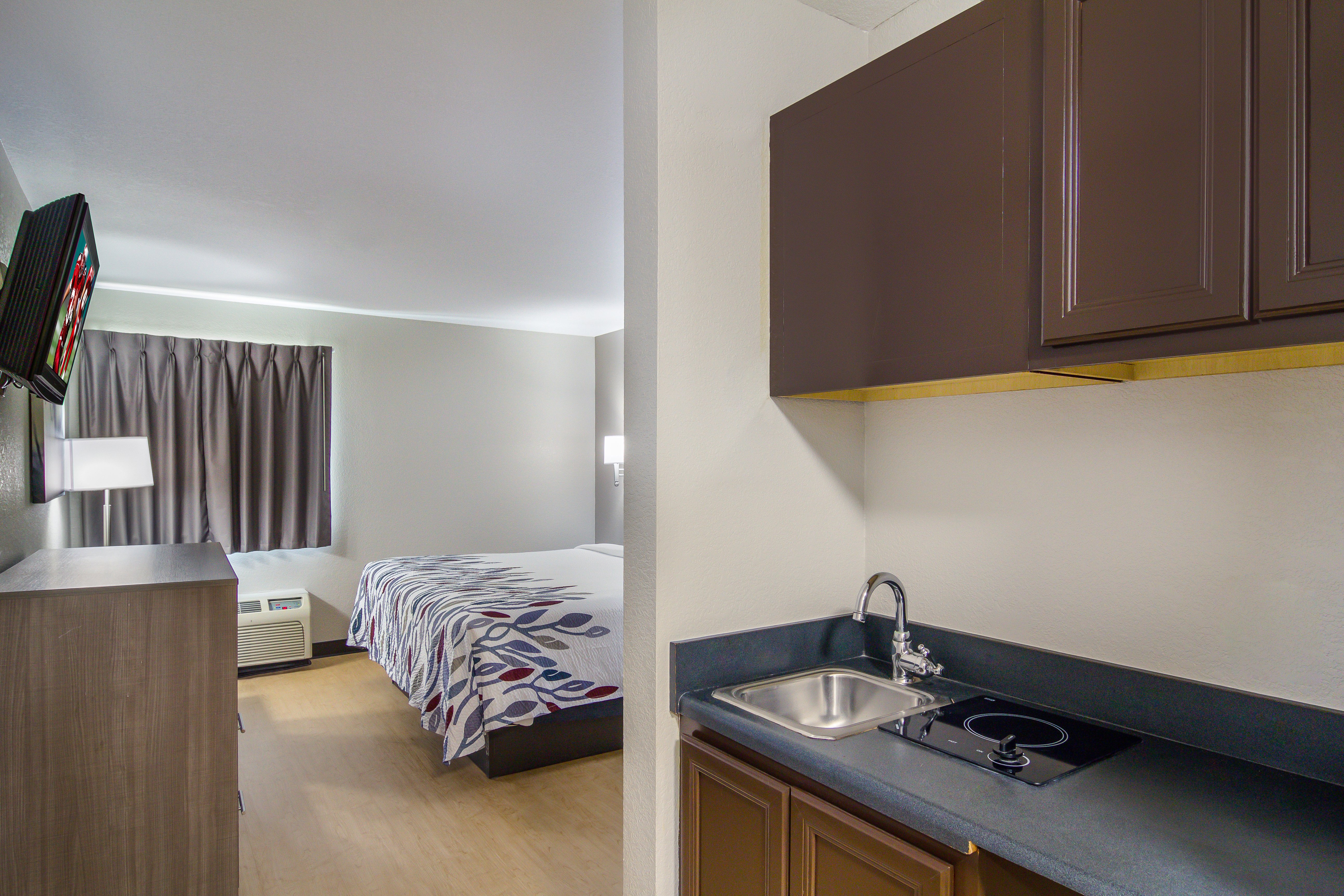 RED ROOF DARIEN - I -95/ NORTH BRUN-guestroom-Superior King Kitchenette.jpg