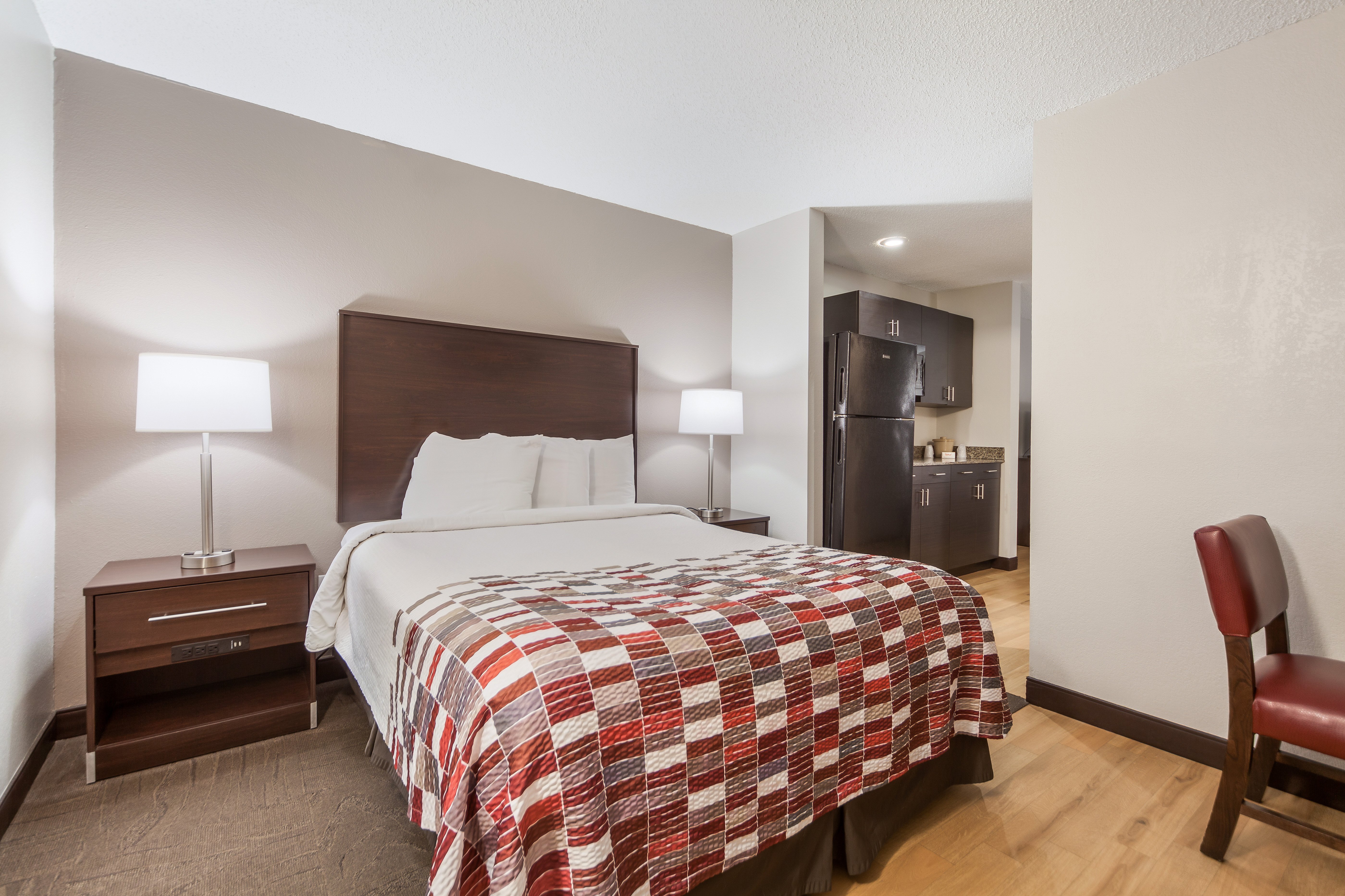 RED ROOF SUITES OMAHA COUNCIL BLUFF-guestroom-Suite Queens.jpg