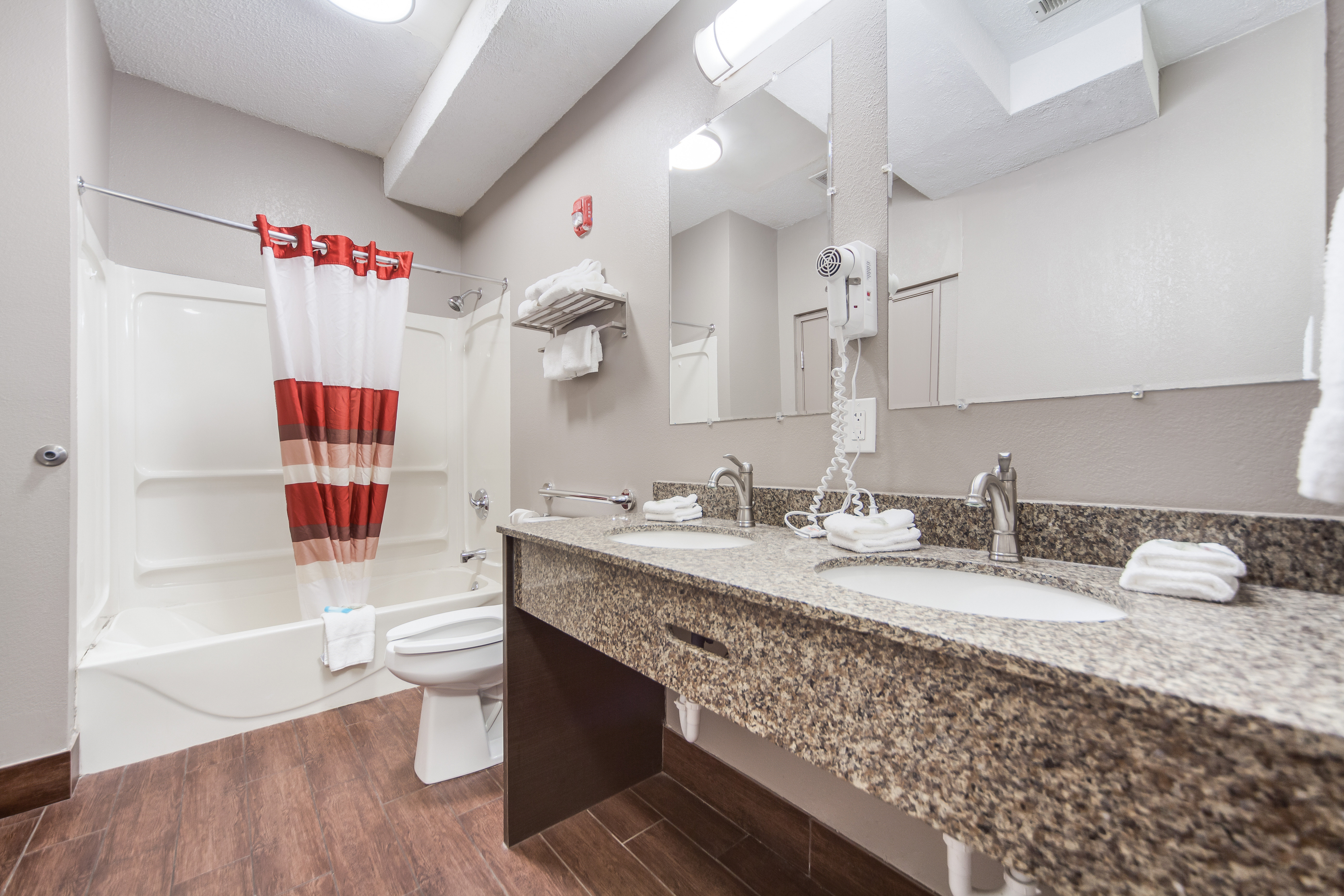 RED ROOF SUITES OMAHA COUNCIL BLUFF-guestroom-Suite 3 Queen Bath.jpg