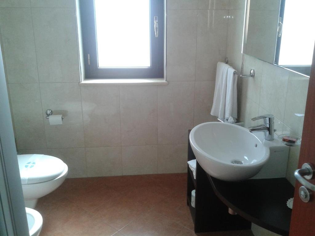 HOTEL GULLO-guestroom-Bath.jpg