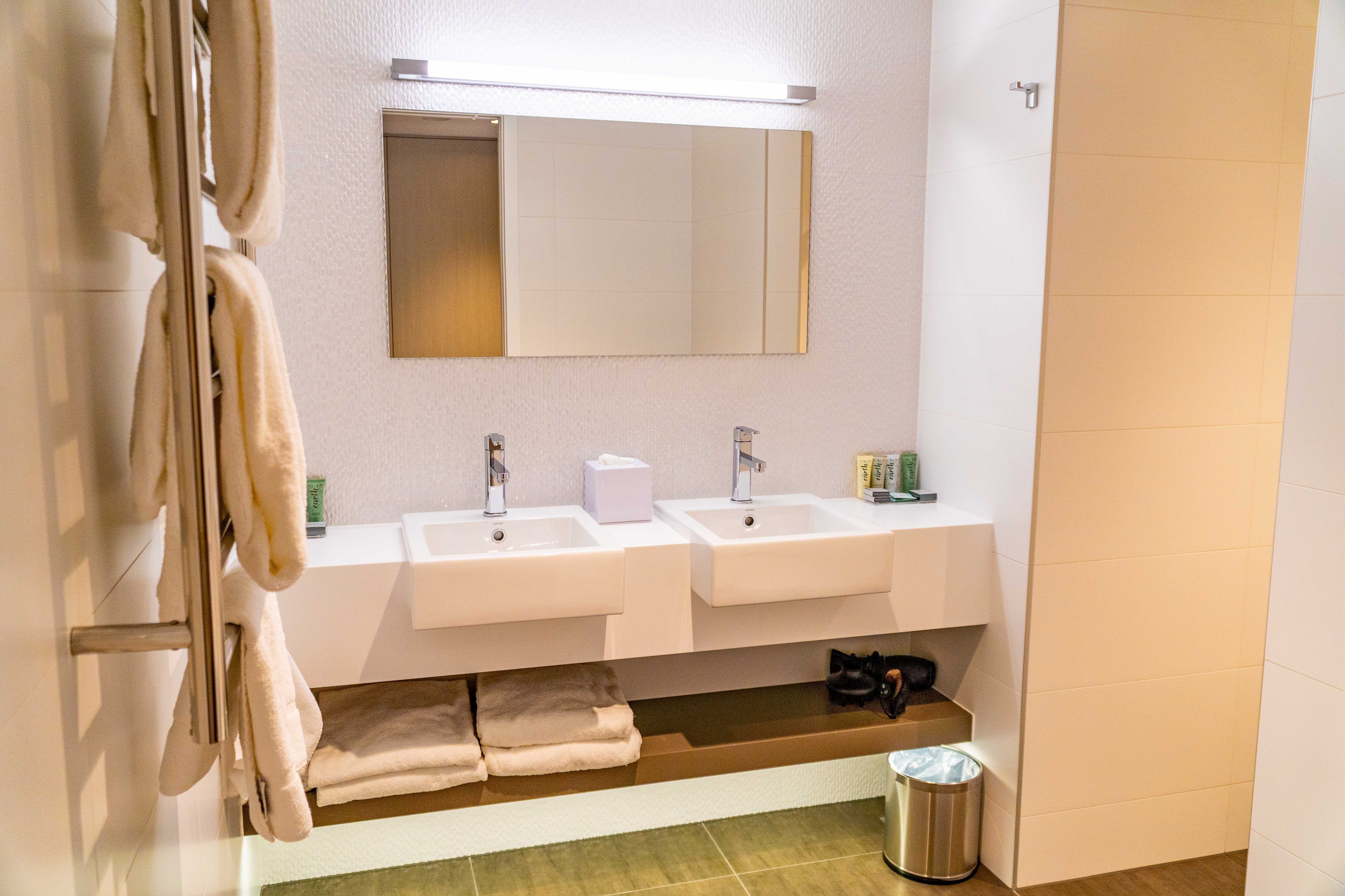 PORTERS BOUTIQUE HOTEL-guestroom-Deluxe Room Bathroom.jpg