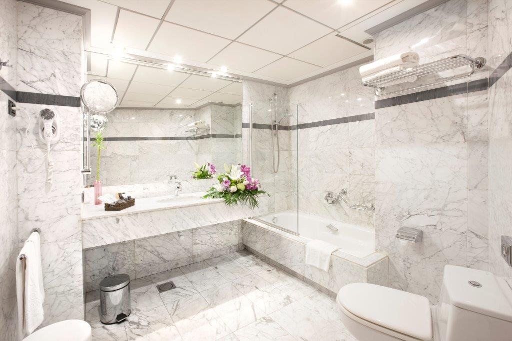 HOTEL GRAN VIA LOGRONO-guestroom-Full Bathroom With Tub.jpg