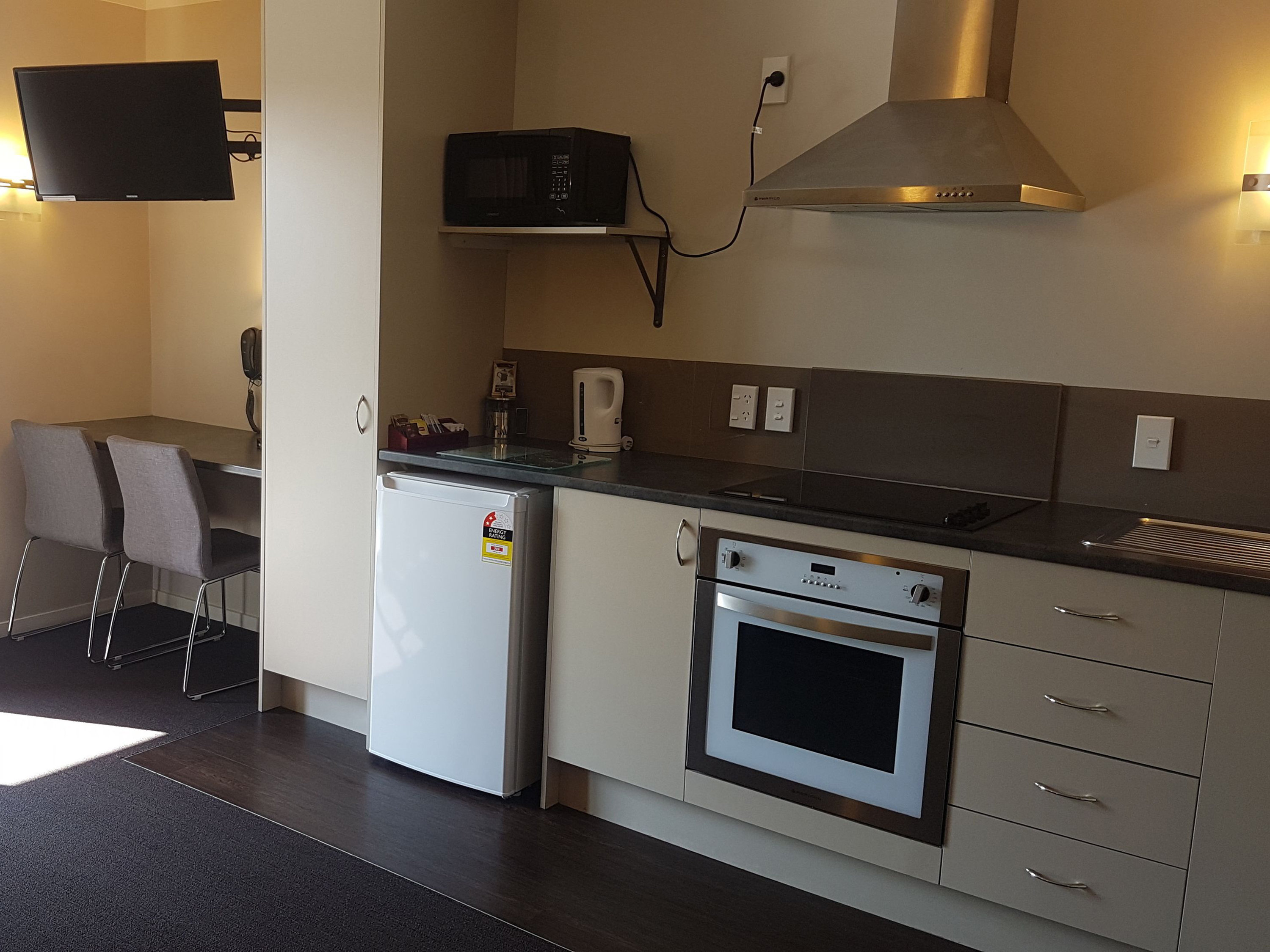 Aspree Motor Inn-guestroom-One Bedroom Suite Kitchen.jpg