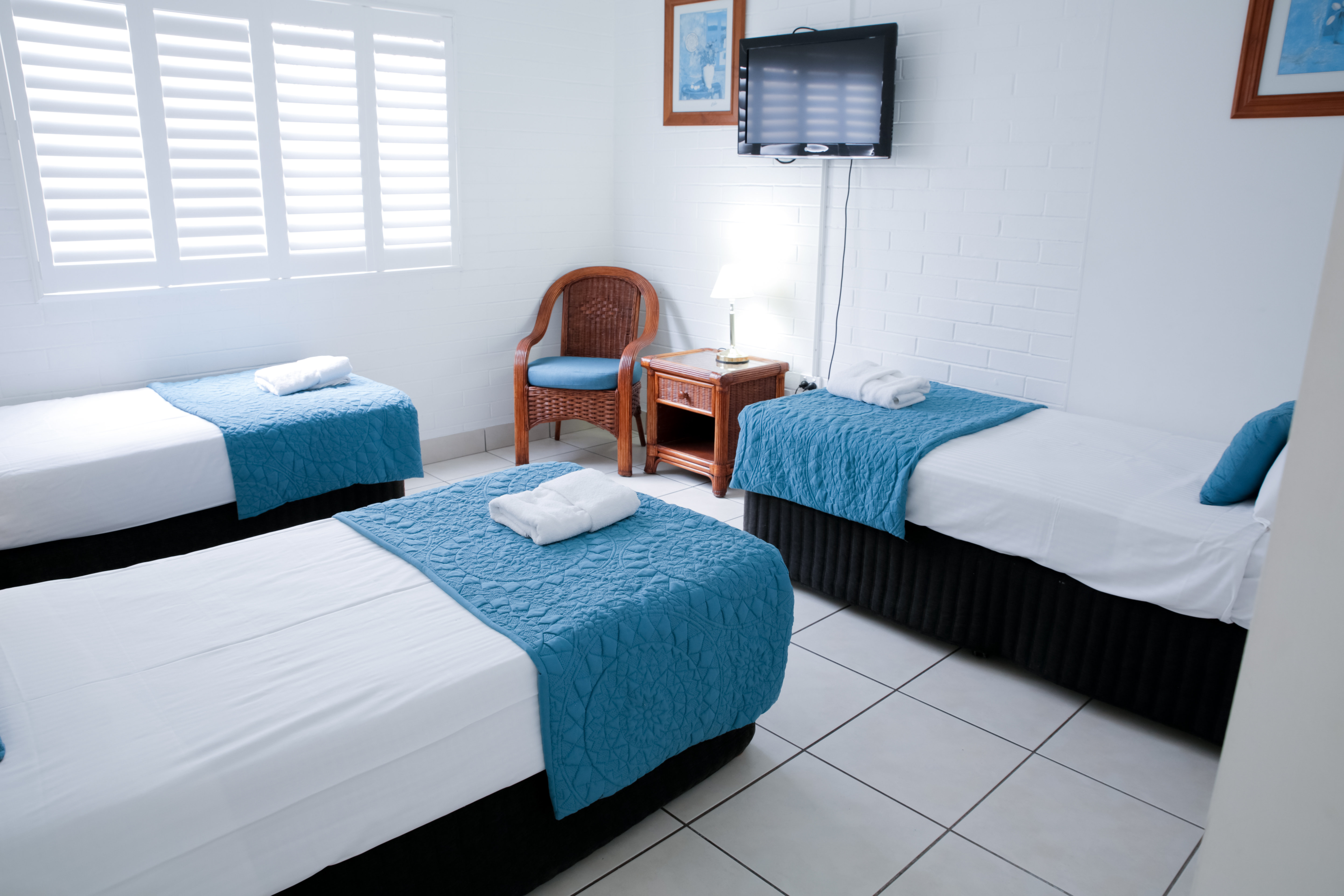 CENTRAL PARK MOTEL-guestroom-Family Room: 1 Queen & 3 Singles.jpg