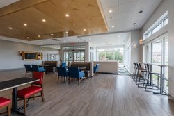  - Holiday Inn Express & Suites Vista Downtown Columbia