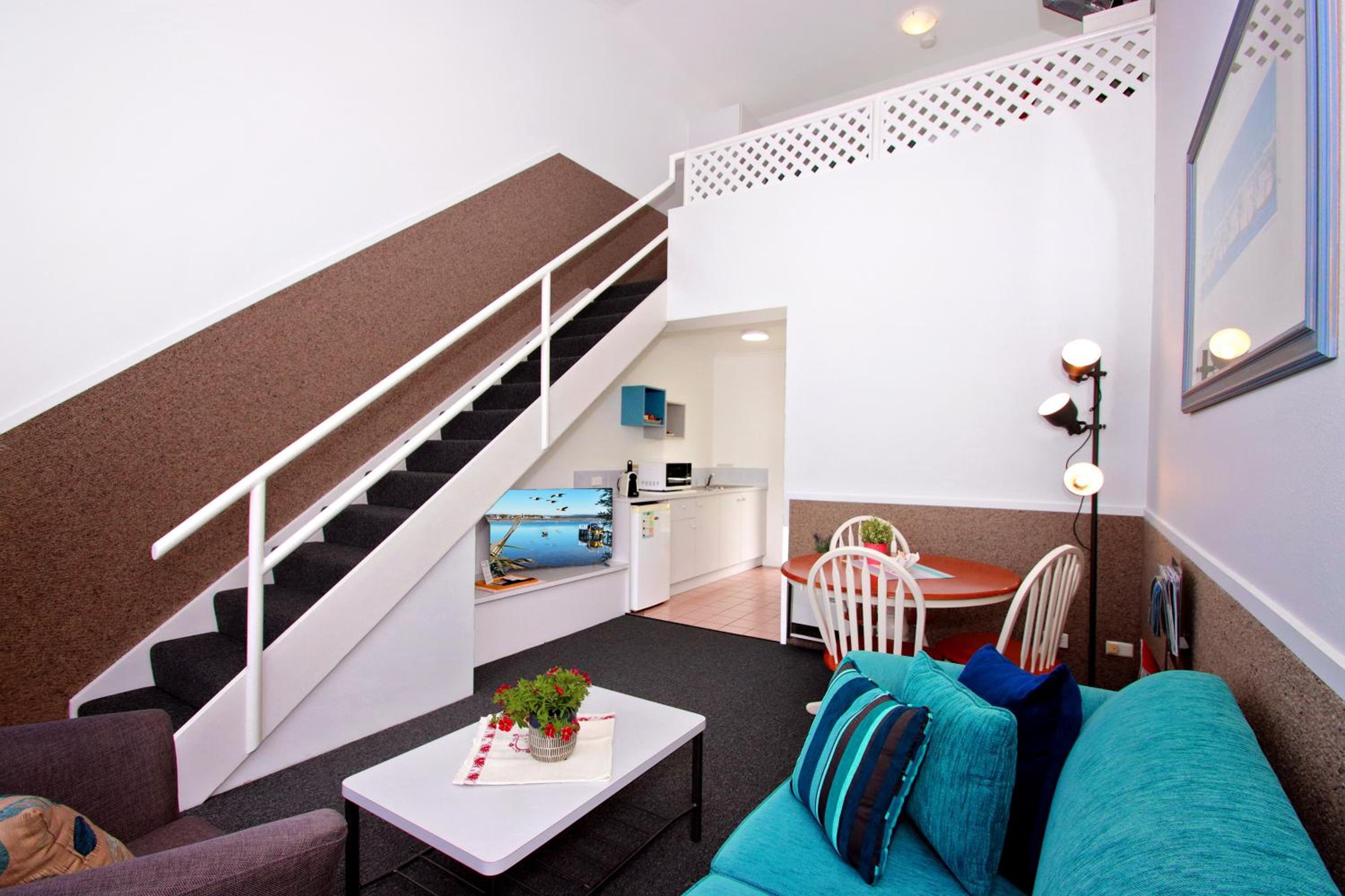MERIMBULA SEA SPRAY MOTEL-guestroom-Deluxe Split Level Suite.jpg