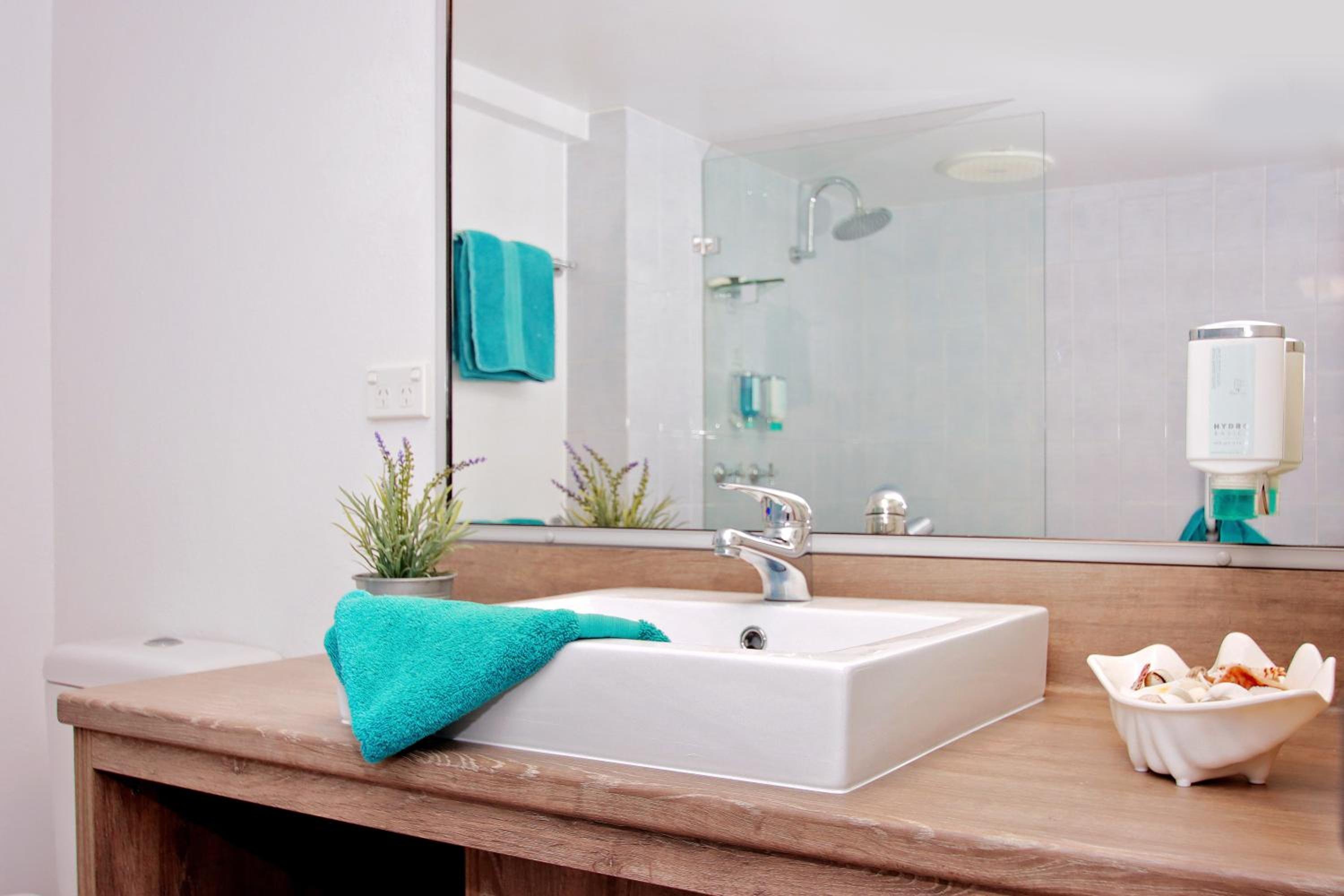 MERIMBULA SEA SPRAY MOTEL-guestroom-Deluxe Split Level Suite Bathroom.jpg