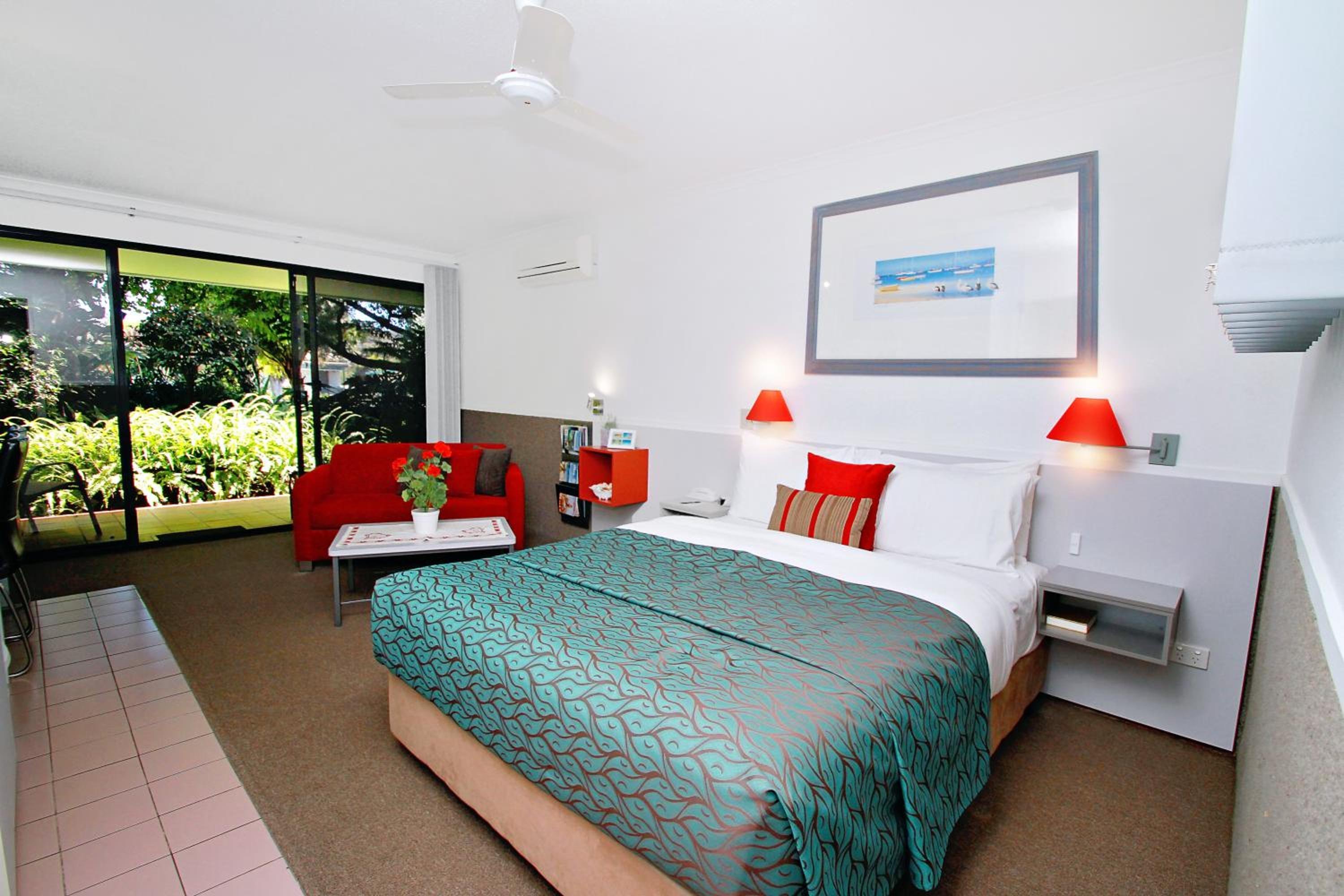 MERIMBULA SEA SPRAY MOTEL-guestroom-Queen Room With Patio or Balcony.jpg